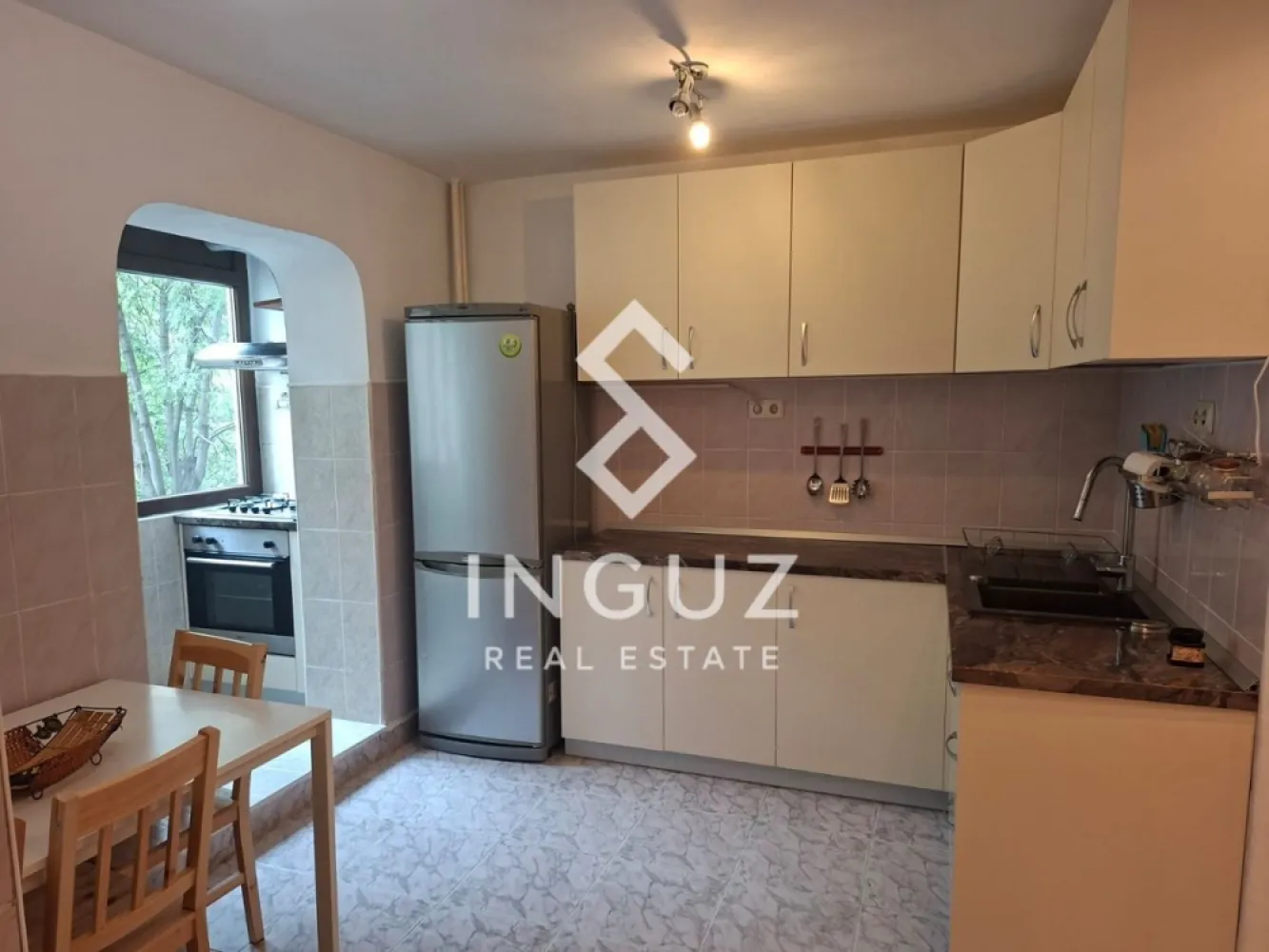 De închiriat | Apartament 3 camere | Doamna Ghica – Tei | București - De închiriat | Apartament 3 camere | Doamna Ghica – Tei | București

Un apartament bine poziționat într-una dintre cele mai accesibile zone din nord-estul Bucureștiului, ideal pentru cei care vor acces rapid către centru, dar și liniște pentru locuit.

Detalii apartament:
Suprafață: 70 mp
Compartimentare: decomandat
Etaj: 5 / 8
Preț: 580 € / lună

Zonă & puncte de interes:
Situat în zona Doamna Ghica – Tei, o zonă dezvoltată, cu toate facilitățile aproape:

Acces rapid către artere principale (Colentina, Petricani, Obor)
Legătură directă cu centrul orașului (Universitate, Piața Obor)
Transport public în apropiere (autobuz și tramvai)
Aproape de Veranda Mall și Piața Obor
În apropiere de universități și centre educaționale
Parcuri și spații verzi: Parcul Tei și Parcul Plumbuita
Supermarketuri, farmacii, bănci și servicii zilnice la câteva minute
Acces facil către zona Pipera și centrele de business

De ce această zonă:
Zonă bine conectată, dar liniștită
Potrivită pentru familii sau persoane active
Totul la îndemână, fără deplasări lungi
Ideală pentru locuire pe termen lung

Preț: 580 € / lună
Comision: 50%

📞 +40 774 017 567
📞 +40 724 922 092
✉️ info.inguzrealestate.com

Inguz Real Estate
Simplu. Rapid. Fără pierdere de timp.