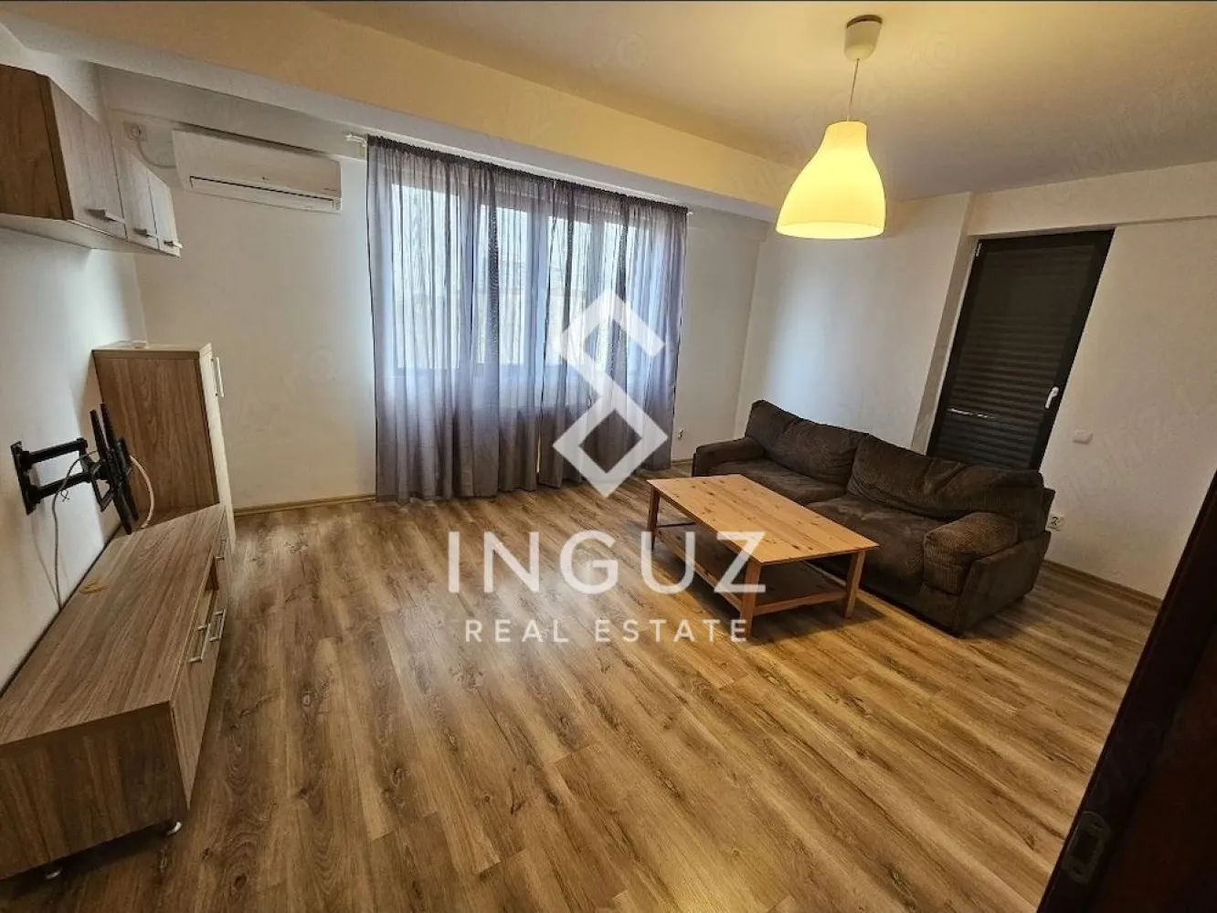 De închiriat | Apartament 2 camere | Ozana – Theodor Pallady - De închiriat | Apartament 2 camere | Ozana – Theodor Pallady 

Apartament modern, situat într-o zonă foarte bine conectată din estul Bucureștiului, ideal pentru locuire confortabilă, aproape de metrou și centre comerciale.

Detalii apartament:
Suprafață utilă: 51.38 mp
Suprafață totală: 61.25 mp (inclusiv 2 balcoane închise)
Compartimentare: decomandat
Etaj: 3 / 5
Bloc construit în 2015, cu lift
Living: 20 mp
Bucătărie: 13 mp
Orientare: Sud-Est (apartament luminos)

Zonă & puncte de interes:
Situat pe strada Mizil, colț cu Theodor Pallady
La doar 3 minute de metrou 1 Decembrie 1918 (ieșire Liceul Nenitescu)

Acces rapid către:
Bulevardul Theodor Pallady
Transport public (metrou, autobuz)

Facilități în apropiere:
Magazine și servicii la parterul blocului (Mega Image, salon, barbershop)
Supermarketuri și centre comerciale: Lidl, Auchan, IKEA, Jumbo
Restaurante, cafenele (5 to go), patiserii, farmacii
Benzinării și magazine de cartier

Condiții:
Fără loc de parcare
Nu se acceptă animale
Fumatul nu este permis în apartament
Disponibil imediat după semnarea contractului
Contract înregistrat la ANAF

Preț: 550 € / lună
Garanție: 1 lună + 1 lună avans
Comision: 50%

Pentru vizionări:
Luni–Vineri după ora 18:00
Weekend: flexibil

+40 774 017 567
+40 724 922 092
info.inguzrealestate.com

Inguz Real Estate
Simplu. Rapid. Fără pierdere de timp.