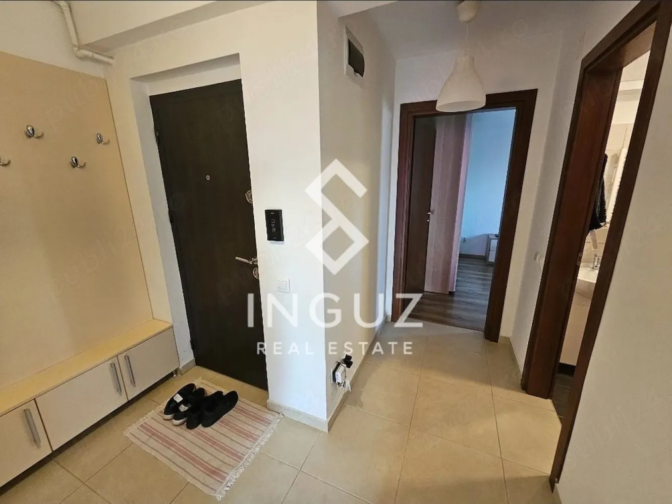 De închiriat | Apartament 2 camere | Ozana – Theodor Pallady - De închiriat | Apartament 2 camere | Ozana – Theodor Pallady 

Apartament modern, situat într-o zonă foarte bine conectată din estul Bucureștiului, ideal pentru locuire confortabilă, aproape de metrou și centre comerciale.

Detalii apartament:
Suprafață utilă: 51.38 mp
Suprafață totală: 61.25 mp (inclusiv 2 balcoane închise)
Compartimentare: decomandat
Etaj: 3 / 5
Bloc construit în 2015, cu lift
Living: 20 mp
Bucătărie: 13 mp
Orientare: Sud-Est (apartament luminos)

Zonă & puncte de interes:
Situat pe strada Mizil, colț cu Theodor Pallady
La doar 3 minute de metrou 1 Decembrie 1918 (ieșire Liceul Nenitescu)

Acces rapid către:
Bulevardul Theodor Pallady
Transport public (metrou, autobuz)

Facilități în apropiere:
Magazine și servicii la parterul blocului (Mega Image, salon, barbershop)
Supermarketuri și centre comerciale: Lidl, Auchan, IKEA, Jumbo
Restaurante, cafenele (5 to go), patiserii, farmacii
Benzinării și magazine de cartier

Condiții:
Fără loc de parcare
Nu se acceptă animale
Fumatul nu este permis în apartament
Disponibil imediat după semnarea contractului
Contract înregistrat la ANAF

Preț: 550 € / lună
Garanție: 1 lună + 1 lună avans
Comision: 50%

Pentru vizionări:
Luni–Vineri după ora 18:00
Weekend: flexibil

+40 774 017 567
+40 724 922 092
info.inguzrealestate.com

Inguz Real Estate
Simplu. Rapid. Fără pierdere de timp.