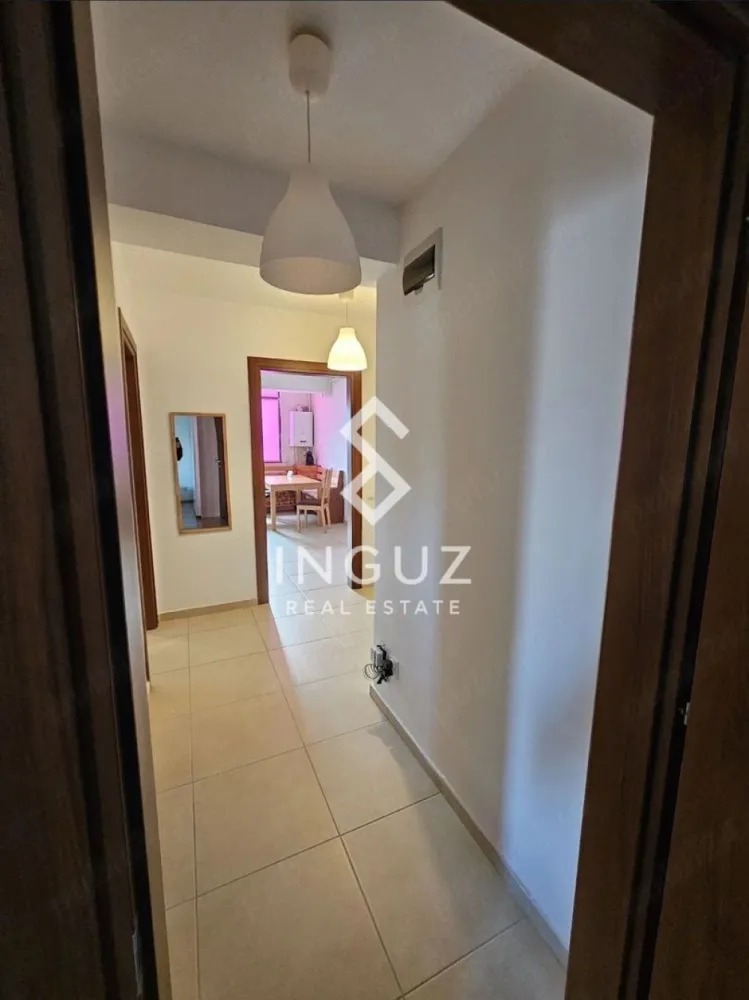 De închiriat | Apartament 2 camere | Ozana – Theodor Pallady - De închiriat | Apartament 2 camere | Ozana – Theodor Pallady 

Apartament modern, situat într-o zonă foarte bine conectată din estul Bucureștiului, ideal pentru locuire confortabilă, aproape de metrou și centre comerciale.

Detalii apartament:
Suprafață utilă: 51.38 mp
Suprafață totală: 61.25 mp (inclusiv 2 balcoane închise)
Compartimentare: decomandat
Etaj: 3 / 5
Bloc construit în 2015, cu lift
Living: 20 mp
Bucătărie: 13 mp
Orientare: Sud-Est (apartament luminos)

Zonă & puncte de interes:
Situat pe strada Mizil, colț cu Theodor Pallady
La doar 3 minute de metrou 1 Decembrie 1918 (ieșire Liceul Nenitescu)

Acces rapid către:
Bulevardul Theodor Pallady
Transport public (metrou, autobuz)

Facilități în apropiere:
Magazine și servicii la parterul blocului (Mega Image, salon, barbershop)
Supermarketuri și centre comerciale: Lidl, Auchan, IKEA, Jumbo
Restaurante, cafenele (5 to go), patiserii, farmacii
Benzinării și magazine de cartier

Condiții:
Fără loc de parcare
Nu se acceptă animale
Fumatul nu este permis în apartament
Disponibil imediat după semnarea contractului
Contract înregistrat la ANAF

Preț: 550 € / lună
Garanție: 1 lună + 1 lună avans
Comision: 50%

Pentru vizionări:
Luni–Vineri după ora 18:00
Weekend: flexibil

+40 774 017 567
+40 724 922 092
info.inguzrealestate.com

Inguz Real Estate
Simplu. Rapid. Fără pierdere de timp.