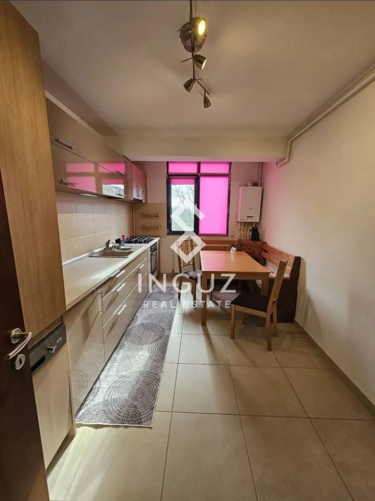 De închiriat | Apartament 2 camere | Ozana – Theodor Pallady - De închiriat | Apartament 2 camere | Ozana – Theodor Pallady 

Apartament modern, situat într-o zonă foarte bine conectată din estul Bucureștiului, ideal pentru locuire confortabilă, aproape de metrou și centre comerciale.

Detalii apartament:
Suprafață utilă: 51.38 mp
Suprafață totală: 61.25 mp (inclusiv 2 balcoane închise)
Compartimentare: decomandat
Etaj: 3 / 5
Bloc construit în 2015, cu lift
Living: 20 mp
Bucătărie: 13 mp
Orientare: Sud-Est (apartament luminos)

Zonă & puncte de interes:
Situat pe strada Mizil, colț cu Theodor Pallady
La doar 3 minute de metrou 1 Decembrie 1918 (ieșire Liceul Nenitescu)

Acces rapid către:
Bulevardul Theodor Pallady
Transport public (metrou, autobuz)

Facilități în apropiere:
Magazine și servicii la parterul blocului (Mega Image, salon, barbershop)
Supermarketuri și centre comerciale: Lidl, Auchan, IKEA, Jumbo
Restaurante, cafenele (5 to go), patiserii, farmacii
Benzinării și magazine de cartier

Condiții:
Fără loc de parcare
Nu se acceptă animale
Fumatul nu este permis în apartament
Disponibil imediat după semnarea contractului
Contract înregistrat la ANAF

Preț: 550 € / lună
Garanție: 1 lună + 1 lună avans
Comision: 50%

Pentru vizionări:
Luni–Vineri după ora 18:00
Weekend: flexibil

+40 774 017 567
+40 724 922 092
info.inguzrealestate.com

Inguz Real Estate
Simplu. Rapid. Fără pierdere de timp.
