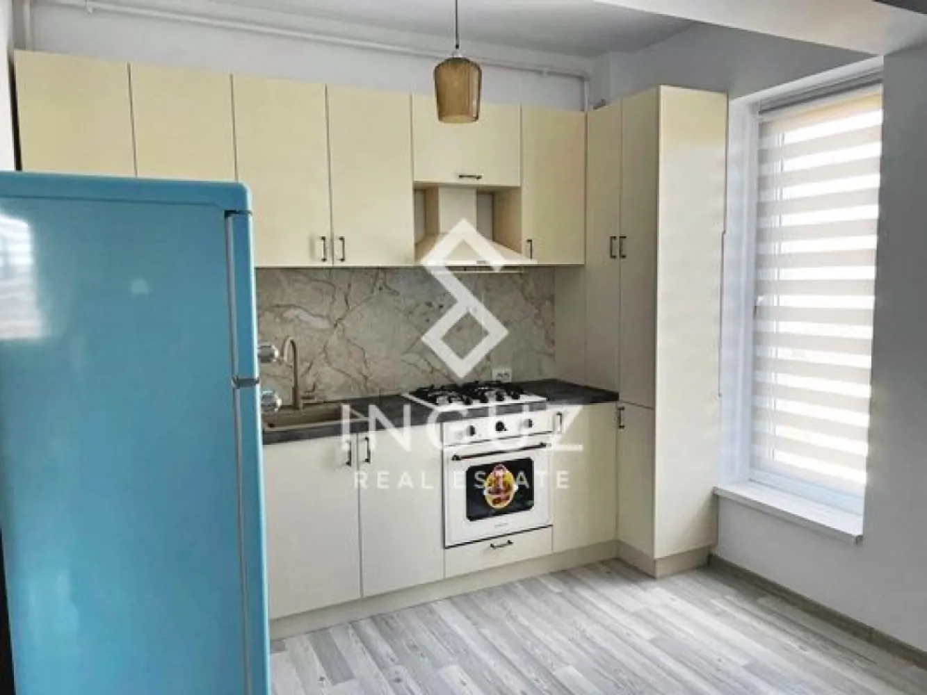 De închiriat | Apartament 2 camere | Colentina – Str. Oituz | Bucureșt - De închiriat | Apartament 2 camere | Colentina – Str. Oituz | București

Apartament modern, situat într-un imobil nou, ideal pentru o persoană sau un cuplu care caută liniște și confort într-o zonă accesibilă.

Detalii apartament:
Suprafață utilă: 50 mp
Compartimentare: semidecomandat
Etaj: 2
Imobil: P+2+mansardă
An construcție: 2023
Loc de parcare inclus

Zonă & puncte de interes:
Situat pe Strada Oituz – Colentina, într-o zonă liniștită de case și blocuri mici

Acces rapid către:
Șoseaua Colentina
Mijloace de transport în comun

Facilități în apropiere:
Magazine, supermarketuri și farmacii
Restaurante, cafenele și servicii zilnice
Acces facil către zona Obor și centrul orașului
Parcuri și zone verzi în apropiere

Condiții:
Disponibil pentru închiriere pe termen lung
Preferabil o persoană sau cuplu
Nu se acceptă copii sau animale de companie
Contract de închiriere inclus

Preț: 700 € / lună
Garanție: 2 luni
Comision: 50%

+40 774 017 567
+40 724 922 092
info.inguzrealestate.com

Inguz Real Estate
Simplu. Rapid. Fără pierdere de timp.
