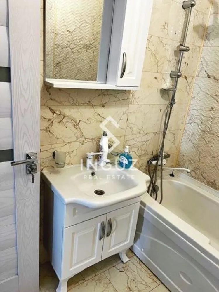 De închiriat | Apartament 2 camere | Colentina – Str. Oituz | Bucureșt - De închiriat | Apartament 2 camere | Colentina – Str. Oituz | București

Apartament modern, situat într-un imobil nou, ideal pentru o persoană sau un cuplu care caută liniște și confort într-o zonă accesibilă.

Detalii apartament:
Suprafață utilă: 50 mp
Compartimentare: semidecomandat
Etaj: 2
Imobil: P+2+mansardă
An construcție: 2023
Loc de parcare inclus

Zonă & puncte de interes:
Situat pe Strada Oituz – Colentina, într-o zonă liniștită de case și blocuri mici

Acces rapid către:
Șoseaua Colentina
Mijloace de transport în comun

Facilități în apropiere:
Magazine, supermarketuri și farmacii
Restaurante, cafenele și servicii zilnice
Acces facil către zona Obor și centrul orașului
Parcuri și zone verzi în apropiere

Condiții:
Disponibil pentru închiriere pe termen lung
Preferabil o persoană sau cuplu
Nu se acceptă copii sau animale de companie
Contract de închiriere inclus

Preț: 700 € / lună
Garanție: 2 luni
Comision: 50%

+40 774 017 567
+40 724 922 092
info.inguzrealestate.com

Inguz Real Estate
Simplu. Rapid. Fără pierdere de timp.
