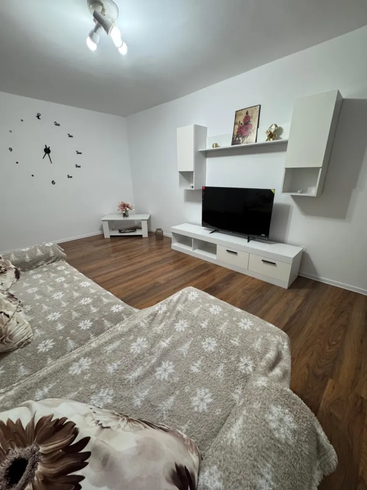 Închiriez apartament 3 camere, renovat, zona Lidl Exercițiu - Se oferă spre închiriere apartament 3 camere, situat într-o zonă foarte căutată, vis-a-vis de LIDL Exercitiu și Școala Gimnazială “Ion Minulescu”(fosta 2). &nbsp;Apartamentul este situat în bloc turn,la etajul 5/10, dispune de ascensor modern, compus din sufragerie spațioasă,2 dormitoare, bucătărie deschisă,baie,balcon plus uscătorie încăpătoare. Apartamentul a fost renovat, este complet utilat și funcțional, electrocasnice și mobilier nou. Apartamentul este spațios,luminos,călduros, fiind amplasat în bloc lângă puncte de interes,aproape de școli și licee (Liceul Dinu Lipatti),magazine și supermarketuri (Lidl în fața blocului),Kaufland în apropiere,bancă la parterul blocului,acces rapid la stații de autobuz și taxiuri,foarte aproape de centru, 7 minute de mers pe jos,loc de joacă pentru copii în spatele blocului. Ideal pentru o familie care se poate muta imediat.&nbsp;