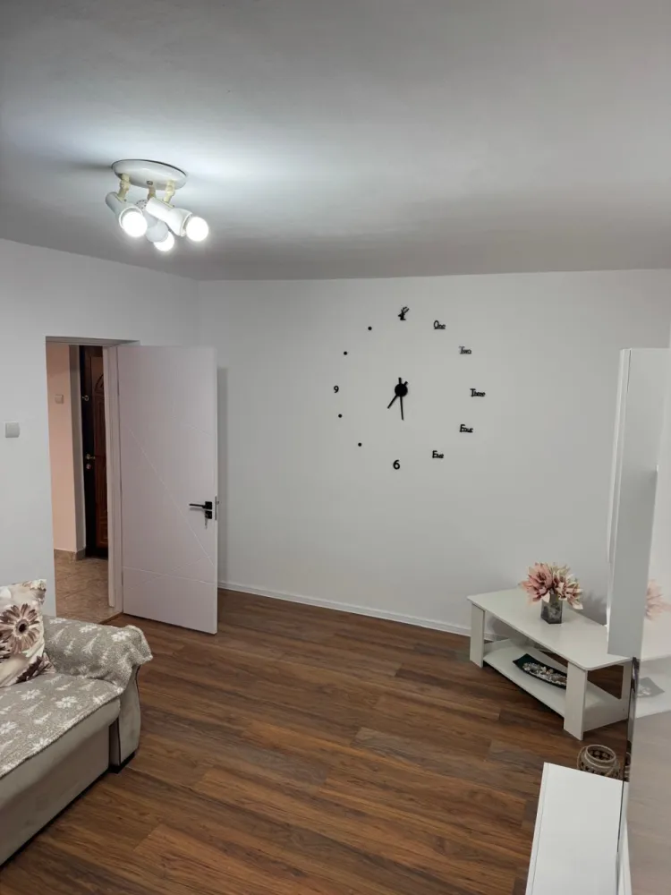 Închiriez apartament 3 camere, renovat, zona Lidl Exercițiu - Se oferă spre închiriere apartament 3 camere, situat într-o zonă foarte căutată, vis-a-vis de LIDL Exercitiu și Școala Gimnazială “Ion Minulescu”(fosta 2). &nbsp;Apartamentul este situat în bloc turn,la etajul 5/10, dispune de ascensor modern, compus din sufragerie spațioasă,2 dormitoare, bucătărie deschisă,baie,balcon plus uscătorie încăpătoare. Apartamentul a fost renovat, este complet utilat și funcțional, electrocasnice și mobilier nou. Apartamentul este spațios,luminos,călduros, fiind amplasat în bloc lângă puncte de interes,aproape de școli și licee (Liceul Dinu Lipatti),magazine și supermarketuri (Lidl în fața blocului),Kaufland în apropiere,bancă la parterul blocului,acces rapid la stații de autobuz și taxiuri,foarte aproape de centru, 7 minute de mers pe jos,loc de joacă pentru copii în spatele blocului. Ideal pentru o familie care se poate muta imediat.&nbsp;