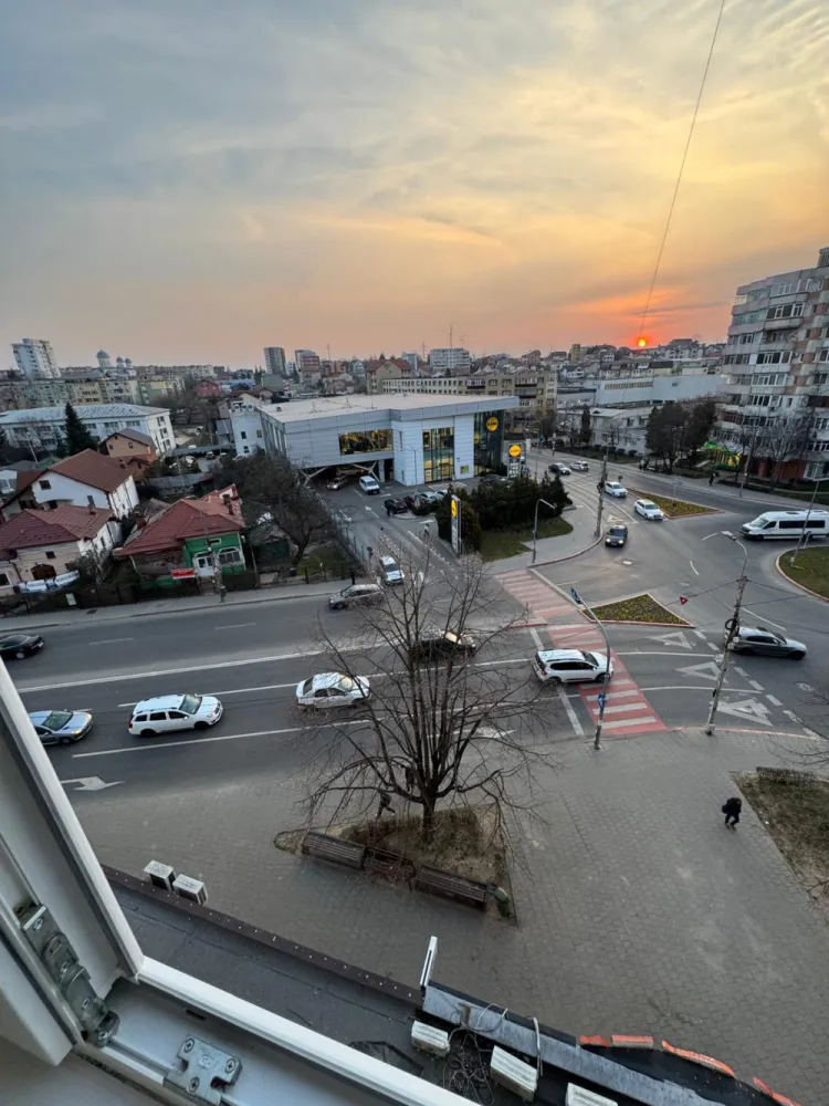 Închiriez apartament 3 camere, renovat, zona Lidl Exercițiu - Se oferă spre închiriere apartament 3 camere, situat într-o zonă foarte căutată, vis-a-vis de LIDL Exercitiu și Școala Gimnazială “Ion Minulescu”(fosta 2). &nbsp;Apartamentul este situat în bloc turn,la etajul 5/10, dispune de ascensor modern, compus din sufragerie spațioasă,2 dormitoare, bucătărie deschisă,baie,balcon plus uscătorie încăpătoare. Apartamentul a fost renovat, este complet utilat și funcțional, electrocasnice și mobilier nou. Apartamentul este spațios,luminos,călduros, fiind amplasat în bloc lângă puncte de interes,aproape de școli și licee (Liceul Dinu Lipatti),magazine și supermarketuri (Lidl în fața blocului),Kaufland în apropiere,bancă la parterul blocului,acces rapid la stații de autobuz și taxiuri,foarte aproape de centru, 7 minute de mers pe jos,loc de joacă pentru copii în spatele blocului. Ideal pentru o familie care se poate muta imediat.&nbsp;