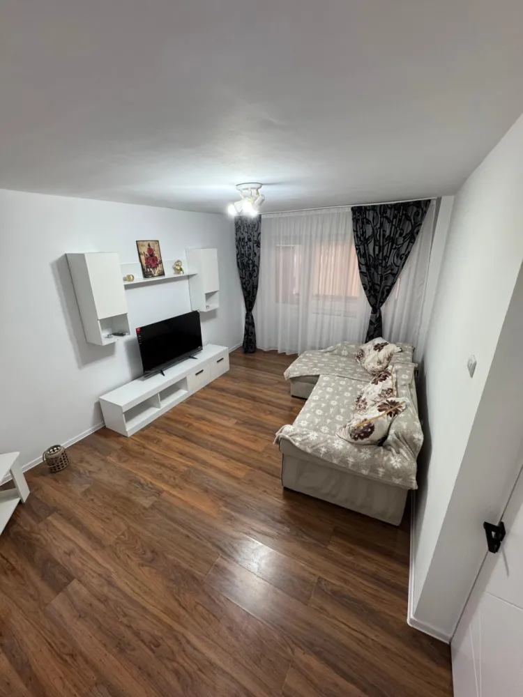 Închiriez apartament 3 camere, renovat, zona Lidl Exercițiu - Se oferă spre închiriere apartament 3 camere, situat într-o zonă foarte căutată, vis-a-vis de LIDL Exercitiu și Școala Gimnazială “Ion Minulescu”(fosta 2). &nbsp;Apartamentul este situat în bloc turn,la etajul 5/10, dispune de ascensor modern, compus din sufragerie spațioasă,2 dormitoare, bucătărie deschisă,baie,balcon plus uscătorie încăpătoare. Apartamentul a fost renovat, este complet utilat și funcțional, electrocasnice și mobilier nou. Apartamentul este spațios,luminos,călduros, fiind amplasat în bloc lângă puncte de interes,aproape de școli și licee (Liceul Dinu Lipatti),magazine și supermarketuri (Lidl în fața blocului),Kaufland în apropiere,bancă la parterul blocului,acces rapid la stații de autobuz și taxiuri,foarte aproape de centru, 7 minute de mers pe jos,loc de joacă pentru copii în spatele blocului. Ideal pentru o familie care se poate muta imediat.&nbsp;