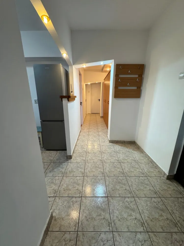 Închiriez apartament 3 camere, renovat, zona Lidl Exercițiu - Se oferă spre închiriere apartament 3 camere, situat într-o zonă foarte căutată, vis-a-vis de LIDL Exercitiu și Școala Gimnazială “Ion Minulescu”(fosta 2). &nbsp;Apartamentul este situat în bloc turn,la etajul 5/10, dispune de ascensor modern, compus din sufragerie spațioasă,2 dormitoare, bucătărie deschisă,baie,balcon plus uscătorie încăpătoare. Apartamentul a fost renovat, este complet utilat și funcțional, electrocasnice și mobilier nou. Apartamentul este spațios,luminos,călduros, fiind amplasat în bloc lângă puncte de interes,aproape de școli și licee (Liceul Dinu Lipatti),magazine și supermarketuri (Lidl în fața blocului),Kaufland în apropiere,bancă la parterul blocului,acces rapid la stații de autobuz și taxiuri,foarte aproape de centru, 7 minute de mers pe jos,loc de joacă pentru copii în spatele blocului. Ideal pentru o familie care se poate muta imediat.&nbsp;
