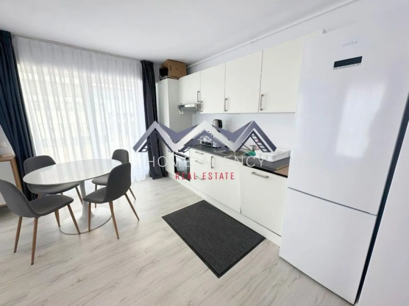 Apartament 2 camere Otopeni + terasă 30 mp | prima închiriere - Dacă visezi la un apartament luminos, spațios și bine amplasat, tocmai l-ai găsit! 
Acest apartament cu 2 camere, situat într-o zonă accesibilă și bine conectată la toate punctele de interes din Otopeni este pregătit să devină noua ta casă. Cu o suprafață utilă de 50 mp și o terasă impresionantă de 30 mp, acest spațiu oferă combinația ideală între confort și funcționalitate. 

Living-ul generos, unit cu bucătăria open space și zona de luat masa, creând o atmosferă elegantă, spațioasă și primitoare, ideală atât pentru relaxare, cât și pentru momentele petrecute cu cei dragi. Ferestrele mari lasă lumina naturală să pătrundă din plin și îți asigură lumină pe tot parcursul zilei. În plus, terasa spațioasă devine un loc perfect pentru seri relaxante, dimineți liniștite sau întâlniri cu prietenii, fiind un adevărat colț de liniște în mijlocul orașului. 

Apartamentul este la prima închiriere, astfel că te vei bucura de un spațiu impecabil, amenajat cu atenție la detalii și dotat cu tot ce ai nevoie pentru un stil de viață modern și confortabil. Ai la dispoziție un loc de parcare dedicat, ceea ce înseamnă că nu vei mai pierde timp căutând unde să parchezi, iar accesul către toate zonele importante ale orașului și nu numai este foarte rapid și facil. 

Dacă îți dorești un apartament primitor, spațios și bine poziționat, acesta este alegerea perfectă. 
Contactează-mă pentru mai multe detalii sau pentru a programa o vizionare!