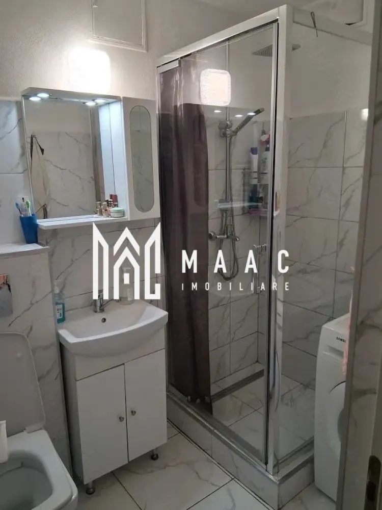 Garsonieră | 30 MPU | Complet renovată | Lazaret - MAAC Imobiliare va propune spre vanzare o garsoniera, situata la parter înalt, în cartierul Lazaret, o zonă liniștită și bine conectată la punctele de interes ale orașului.

Detalii principale:
suprafață utilă: 30 mp
compartimentare: decomandată
etaj: parter înalt
complet renovat recent
se vinde mobilat și utilat

Compartimentare:
cameră spațioasă
bucătărie separată
baie
hol

Dotări și îmbunătățiri:
instalații electrice și sanitare schimbate
finisaje moderne
mobilat și utilat complet

Alte avantaje:
pivniță inclusă (spațiu suplimentar de depozitare)
zonă liniștită, cu acces facil către magazine, transport public și alte facilități
ideal pentru locuință sau investiție (închiriere)

 Mutare imediată
 Costuri reduse de întreținere
 Oportunitate excelentă
 
Pentru mai multe detalii sau pentru a programa o vizionare, vă rugăm să ne contactați specificând ID: CP3005481