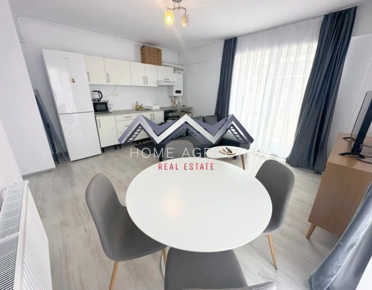 Apartament 2 camere Otopeni + terasă 30 mp | prima închiriere - Dacă visezi la un apartament luminos, spațios și perfect amplasat, tocmai l-ai găsit! 
Acest apartament cu 2 camere, situat într-o zonă accesibilă și bine conectată la toate punctele de interes din Otopeni este pregătit să devină noua ta casă. Cu o terasă impresionantă de 30 mp, acest spațiu oferă combinația ideală între confort, eleganță și funcționalitate. 

Living-ul generos, unit cu bucătăria open space și zona de luat masa, creând o atmosferă elegantă, spațioasă și primitoare, ideală atât pentru relaxare, cât și pentru momentele petrecute cu cei dragi. Ferestrele mari lasă lumina naturală să pătrundă din plin, iar orientarea Nord-Vest îți asigură lumină pe tot parcursul zilei. În plus, terasa spațioasă devine un loc perfect pentru seri relaxante, dimineți liniștite sau întâlniri cu prietenii, fiind un adevărat colț de liniște în mijlocul orașului. 

Apartamentul este la prima închiriere, astfel că te vei bucura de un spațiu impecabil, amenajat cu atenție la detalii și dotat cu tot ce ai nevoie pentru un stil de viață modern și confortabil. Ai la dispoziție un loc de parcare dedicat, ceea ce înseamnă că nu vei mai pierde timp căutând unde să parchezi, iar accesul către toate zonele importante ale orașului și nu numai este foarte rapid și facil. 

Dacă îți dorești un apartament primitor, spațios și bine poziționat, acesta este alegerea perfectă. 
Contactează-mă pentru mai multe detalii sau pentru a programa o vizionare!