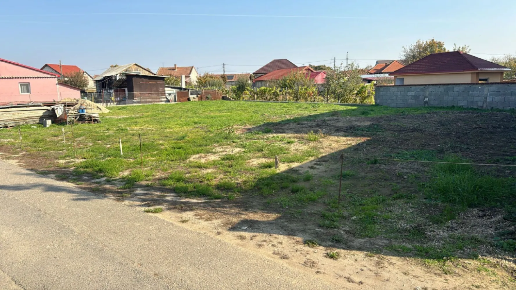 Teren intravilan com Bors, 563 mp, 32 ml front- Pret 36.000 euro neg - Teren intravilan in Bors, pe o strada linistita, asfaltata, la cateva sute de metri de soseaua Borsului.
Avand o suprafata de 563 mp si un front stradal de 32 ml, ofera posibilitati multiple de constructie..
Utilitati disponibile pe proprietate: -curent, apa, canalizare, gaz
Accesul este foarte facil in toate zonele importante atat comercial, agrement dar si la parcurile industriale.

Pret : 36.000 euro neg

Contact: Sorin Gligor

Tel: 0731290032