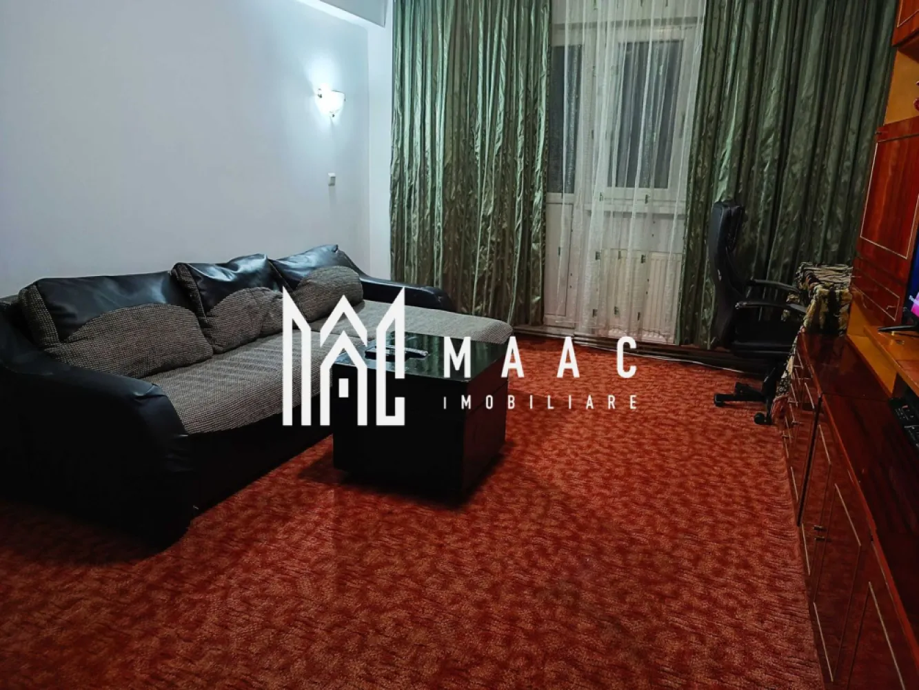 Apartament de vânzare I 3 camere I 62 MPU I zonă centrală – Cisnădie, Sibiu - MAAC Imobiliare va propune spre vanzare un apartament cu 3 camere, situat în zona centrală a orașului Cisnădie, într-o locație bine poziționată, aproape de magazine, școli, mijloace de transport și alte puncte de interes.

Apartamentul are o suprafață utilă de 62 mp și beneficiază de un balcon spațios de 8 mp, precum și de o pivniță de 11 mp, ideală pentru depozitare.

Compartimentare:
living
2 dormitoare
bucătărie separată
2 băi
balcon de 8 mp
pivniță de 11 mp

Locuința este bine compartimentată și oferă spații funcționale, potrivite pentru o familie sau pentru investiție.

Dotări:
centrală termică proprie
calorifere
geamuri termopan
Apartamentul se predă la cheie.

Pentru mai multe detalii si programarea unei vizionari va rugam sa specificati ID: CP2813516.