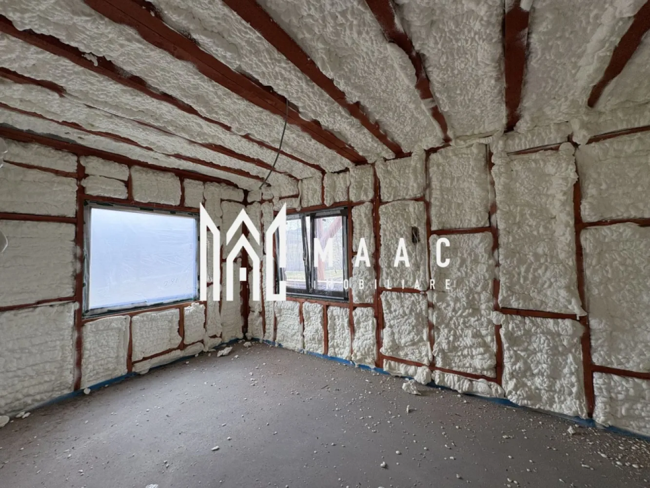 Cabana 5 Camere I 1520 mp teren I Lac de pești I Zona Tocile - MAAC imobiliare va propune la vânzare o cabană în zona Tocile cu vedere panoramică spre Munții Făgăraș și împrejurimi.
Cabana are baza de beton si este confectionata din bile de molid. 

La interior necesită amenajare și este împărțită astfel :
La parter -camera de zi cu bucătărie ,dormitor cu baie ,hol, casa scării și 2 terase acoperite 
La etaj : 3 dormitoare, fiecare cu baie proprie , hol, 2 balcoane acoperite 

Cabana dispune de panouri solare cu invertor de 5,5 kW, canalizare, apă, branșarea la curent trifazic în lucru.
Instalatia de incalzire e facuta in pardoseala.
Se poate opta pentru orice varianta de centrala.

Pentru mai multe detalii precizati telefonic ca ati vazut anuntul cu ID: CP2941188