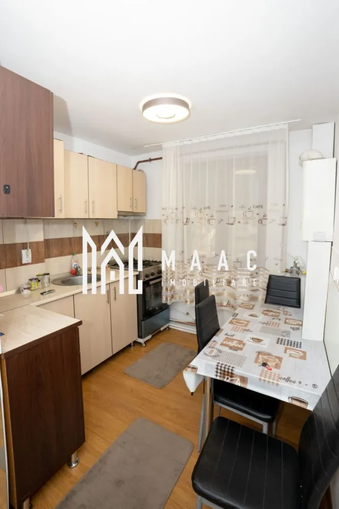 Apartament 2 camere Parter | Zona Centrala - ID CP3005832 – Apartament 2 camere, parter, str. Dacia – ideal locuință sau spațiu comercial | MAAC IMOBILIARE

MAAC IMOBILIARE vă propune spre vânzare un apartament cu 2 camere, situat la parter, pe strada Dacia din Râmnicu Vâlcea, într-o zonă intens circulată, cu multiple spații comerciale la parter – ideal atât pentru locuit, cât și pentru desfășurarea unei activități comerciale (cu obținerea avizelor necesare).

 Suprafață: 46 mp 
 Compartimentare: semidecomandat
 Poziționare excelentă, cu deschidere directă la strada Dacia

Compartimentare:
Living
Dormitor
Bucătărie
Baie (cu geam pentru aerisire)
Balcon
Dotări și beneficii:
Renovare integrală
Centrală termică proprie
Baie complet renovată, cu duș încastrat
Se vinde mobilat și utilat, exact ca în fotografii
Disponibil imediat

Apartamentul este îngrijit și gata de locuit, fără a necesita investiții suplimentare.

Datorită poziției stradale și a vadului comercial foarte bun, proprietatea reprezintă o oportunitate excelentă pentru birou, salon, cabinet sau alte activități comerciale.

 Pentru mai multe detalii și programarea unei vizionări, contactați MAAC IMOBILIARE și menționați codul CP3005832.
