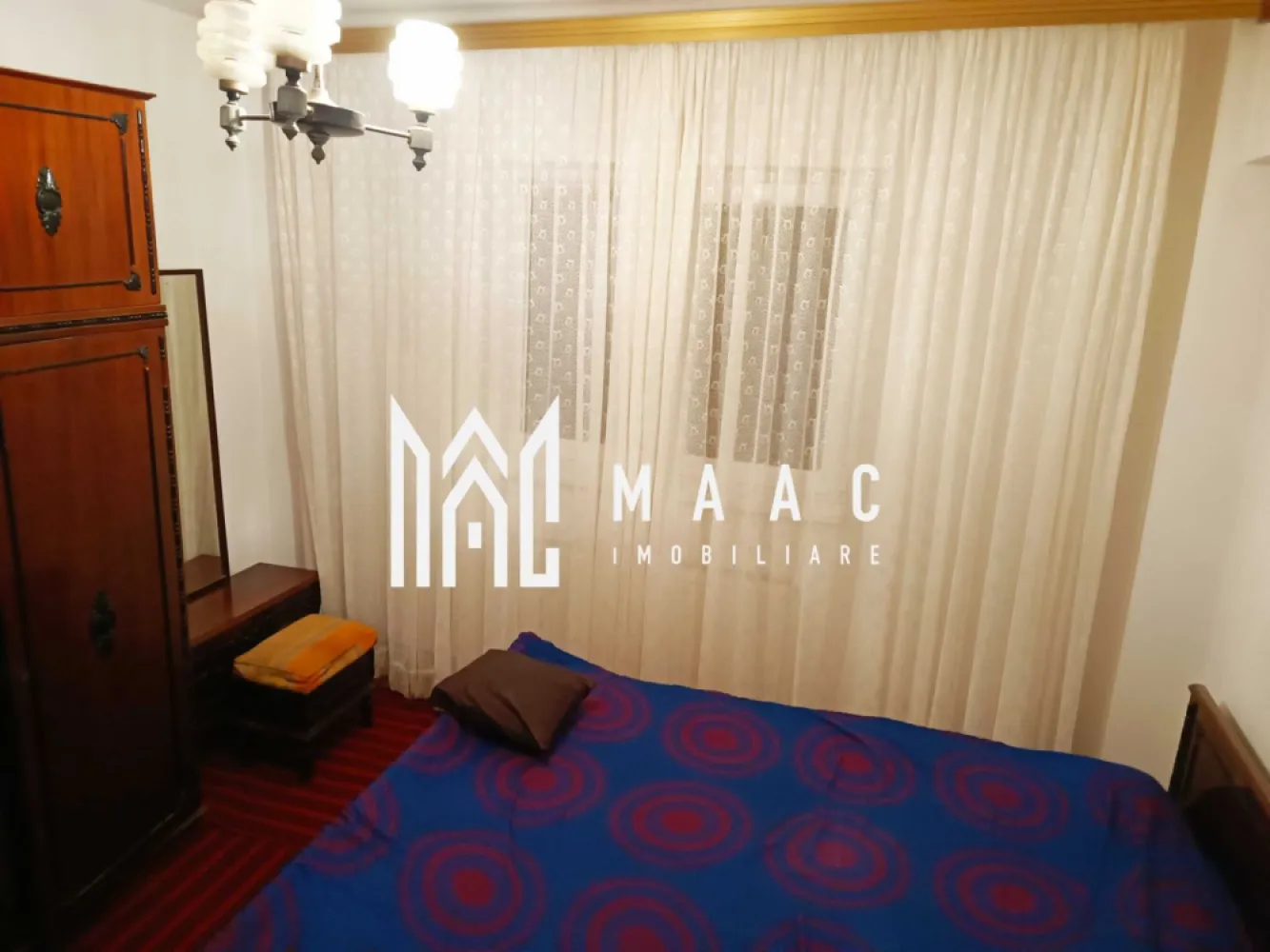 Apartament de vânzare I 3 camere I 62 MPU I zonă centrală – Cisnădie, Sibiu - MAAC Imobiliare va propune spre vanzare un apartament cu 3 camere, situat în zona centrală a orașului Cisnădie, într-o locație bine poziționată, aproape de magazine, școli, mijloace de transport și alte puncte de interes.

Apartamentul are o suprafață utilă de 62 mp și beneficiază de un balcon spațios de 8 mp, precum și de o pivniță de 11 mp, ideală pentru depozitare.

Compartimentare:
living
2 dormitoare
bucătărie separată
2 băi
balcon de 8 mp
pivniță de 11 mp

Locuința este bine compartimentată și oferă spații funcționale, potrivite pentru o familie sau pentru investiție.

Dotări:
centrală termică proprie
calorifere
geamuri termopan
Apartamentul se predă la cheie.

Pentru mai multe detalii si programarea unei vizionari va rugam sa specificati ID: CP2813516.