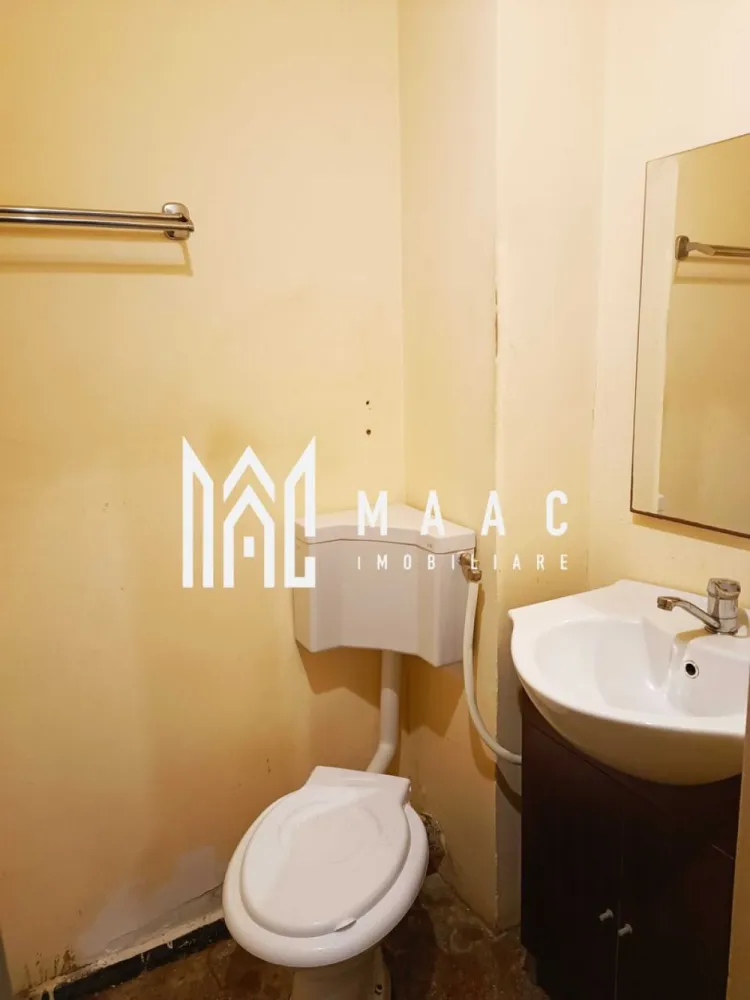 Apartament de vânzare I 3 camere I 62 MPU I zonă centrală – Cisnădie, Sibiu - MAAC Imobiliare va propune spre vanzare un apartament cu 3 camere, situat în zona centrală a orașului Cisnădie, într-o locație bine poziționată, aproape de magazine, școli, mijloace de transport și alte puncte de interes.

Apartamentul are o suprafață utilă de 62 mp și beneficiază de un balcon spațios de 8 mp, precum și de o pivniță de 11 mp, ideală pentru depozitare.

Compartimentare:
living
2 dormitoare
bucătărie separată
2 băi
balcon de 8 mp
pivniță de 11 mp

Locuința este bine compartimentată și oferă spații funcționale, potrivite pentru o familie sau pentru investiție.

Dotări:
centrală termică proprie
calorifere
geamuri termopan
Apartamentul se predă la cheie.

Pentru mai multe detalii si programarea unei vizionari va rugam sa specificati ID: CP2813516.