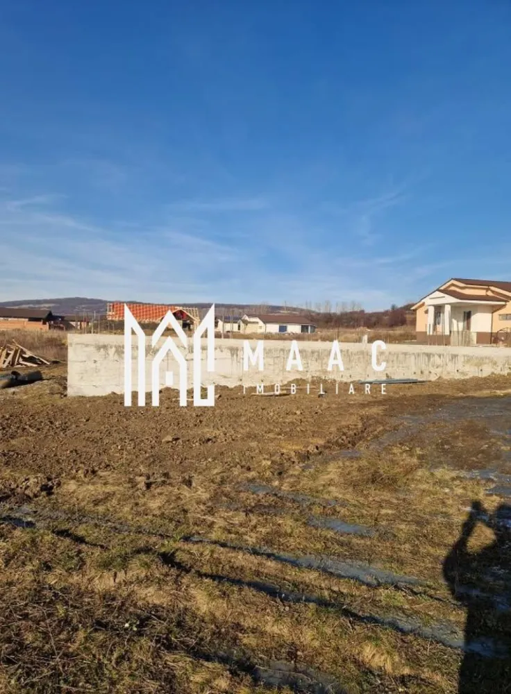 Teren 592 mp | Fundație | Autorizații la zi | Panoramă superbă-Zorabia - Maac Imobiliare prezintă spre vânzare un teren ideal pentru construcție, situat la doar 4 km de Sibiu, într-o zonă liniștită, cu o priveliște deosebită asupra orașului.

Proprietatea are o suprafață de 592 mp și beneficiază de fundație deja realizată în anul 2025, precum și de toate autorizațiile necesare la zi, ceea ce oferă avantajul începerii rapide a construcției.

Proiectul existent este conceput pentru o locuință modernă, desfășurată pe un singur nivel, cu o suprafață construită de 234,33 mp, compartimentată eficient astfel:

2 dormitoare
3 băi
dressing generos
cameră tehnică
cămară
bucătărie open-space cu living
terasă orientată spre panorama Sibiului
2 garaje

Terenul este ideal pentru cei care își doresc liniște, aer curat și o priveliște spectaculoasă, dar și acces rapid către oraș.

Avantaje:

fundație deja realizată – economie de timp și costuri
proiect modern inclus
autorizații complete
zonă în dezvoltare
vedere panoramică asupra Sibiului

Pentru mai multe detalii, precizați telefonic că ați văzut anunțul cu ID: CP2906556