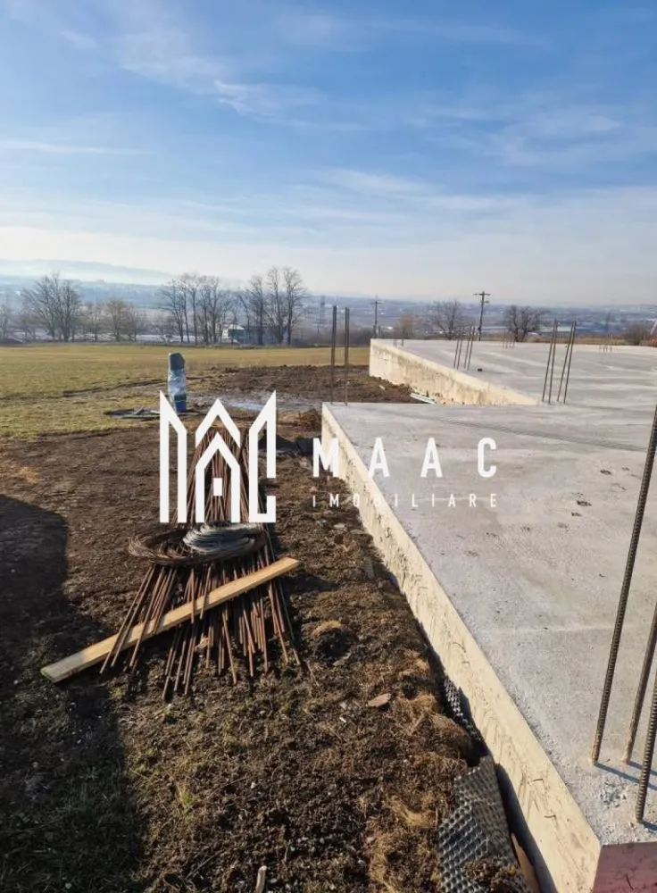 Teren 592 mp | Fundație | Autorizații la zi | Panoramă superbă-Zorabia - Maac Imobiliare prezintă spre vânzare un teren ideal pentru construcție, situat la doar 4 km de Sibiu, într-o zonă liniștită, cu o priveliște deosebită asupra orașului.

Proprietatea are o suprafață de 592 mp și beneficiază de fundație deja realizată în anul 2025, precum și de toate autorizațiile necesare la zi, ceea ce oferă avantajul începerii rapide a construcției.

Proiectul existent este conceput pentru o locuință modernă, desfășurată pe un singur nivel, cu o suprafață construită de 234,33 mp, compartimentată eficient astfel:

2 dormitoare
3 băi
dressing generos
cameră tehnică
cămară
bucătărie open-space cu living
terasă orientată spre panorama Sibiului
2 garaje

Terenul este ideal pentru cei care își doresc liniște, aer curat și o priveliște spectaculoasă, dar și acces rapid către oraș.

Avantaje:

fundație deja realizată – economie de timp și costuri
proiect modern inclus
autorizații complete
zonă în dezvoltare
vedere panoramică asupra Sibiului

Pentru mai multe detalii, precizați telefonic că ați văzut anunțul cu ID: CP2906556