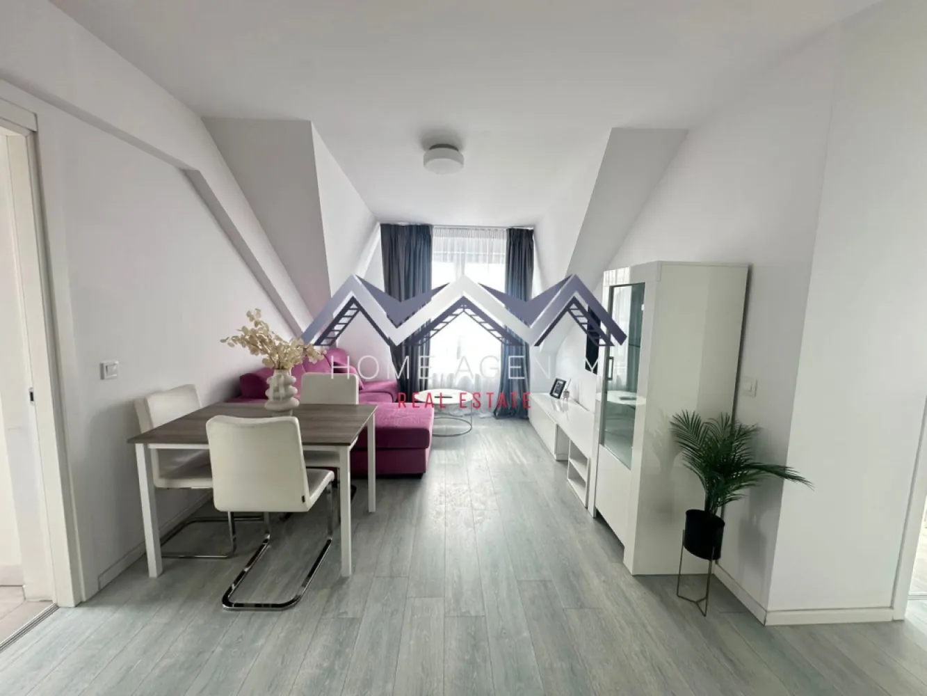 Apartament cu 3 camere | mobilat, utilat, bloc cu lift – comision 0 - Vă propunem, spre vânzare, un apartament modern cu 3 camere, situat la etajul 4/4 într-un bloc nou, cu lift, pe strada 23 August, într-o zonă excelent conectată la toate facilitățile urbane și perfect adaptată nevoilor unei familii.

Locuința este foarte luminoasă, spațioasă și inteligent compartimentată, oferind un confort deosebit. Dispune de un living generos și un hol larg, bucătărie închisă complet utilată, două dormitoare – dintre care unul cu acces spre balcon cu vedere spre interiorul complexului – și două băi, dintre care una cu cadă și un WC de serviciu.

Deși apartamentul nu dispune de parcare dedicată, în interiorul complexului se găsesc locuri disponibile, iar zona este supravegheată, oferind siguranță și liniște. Proprietatea include multiple spații de depozitare și este complet mobilată și utilată, pregătită pentru mutare imediată.

Unul dintre principalele avantaje ale acestei locuințe este accesul rapid la școală și grădinițe: în doar câteva minute cu mașina puteți ajunge la Liceul „Ioan Petruș”, grădinițe și alte instituții educaționale din zonă, ceea ce face acest apartament ideal pentru familiile cu copii.

Zona este extrem de practică și accesibilă: la 1 minut de mers pe jos se află Mega Image non-stop, Lidl, restaurante și alte magazine, iar în apropiere există farmacie, stație de Linia Albastră, benzinărie, cu acces rapid spre Aeroportul Henri Coandă, DN1, Centură și Pipera, facilitând deplasările către București și împrejurimi.

Acest apartament reprezintă o oportunitate excelentă pentru cei care doresc o locuință modernă, confortabilă și bine poziționată, perfectă pentru familie și stilul de viață urban.

Programează acum o vizionare și descoperă această locuință ideală pentru tine și familia ta!
