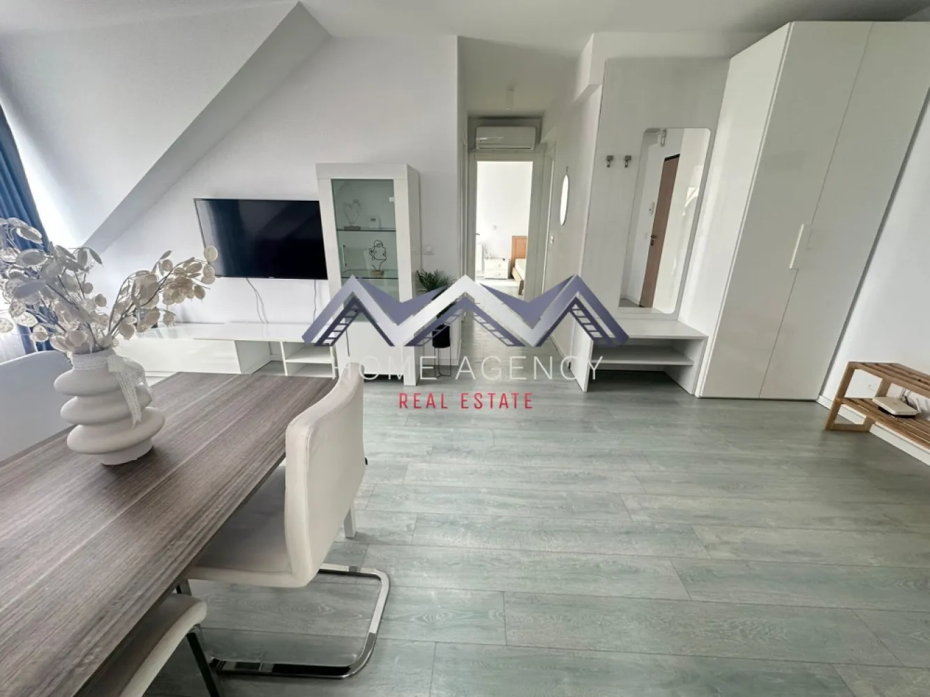 Apartament cu 3 camere | mobilat, utilat, bloc cu lift – comision 0 - Vă propunem, spre vânzare, un apartament modern cu 3 camere, situat la etajul 4/4 într-un bloc nou, cu lift, pe strada 23 August, într-o zonă excelent conectată la toate facilitățile urbane și perfect adaptată nevoilor unei familii.

Locuința este foarte luminoasă, spațioasă și inteligent compartimentată, oferind un confort deosebit. Dispune de un living generos și un hol larg, bucătărie închisă complet utilată, două dormitoare – dintre care unul cu acces spre balcon cu vedere spre interiorul complexului – și două băi, dintre care una cu cadă și un WC de serviciu.

Deși apartamentul nu dispune de parcare dedicată, în interiorul complexului se găsesc locuri disponibile, iar zona este supravegheată, oferind siguranță și liniște. Proprietatea include multiple spații de depozitare și este complet mobilată și utilată, pregătită pentru mutare imediată.

Unul dintre principalele avantaje ale acestei locuințe este accesul rapid la școală și grădinițe: în doar câteva minute cu mașina puteți ajunge la Liceul „Ioan Petruș”, grădinițe și alte instituții educaționale din zonă, ceea ce face acest apartament ideal pentru familiile cu copii.

Zona este extrem de practică și accesibilă: la 1 minut de mers pe jos se află Mega Image non-stop, Lidl, restaurante și alte magazine, iar în apropiere există farmacie, stație de Linia Albastră, benzinărie, cu acces rapid spre Aeroportul Henri Coandă, DN1, Centură și Pipera, facilitând deplasările către București și împrejurimi.

Acest apartament reprezintă o oportunitate excelentă pentru cei care doresc o locuință modernă, confortabilă și bine poziționată, perfectă pentru familie și stilul de viață urban.

Programează acum o vizionare și descoperă această locuință ideală pentru tine și familia ta!