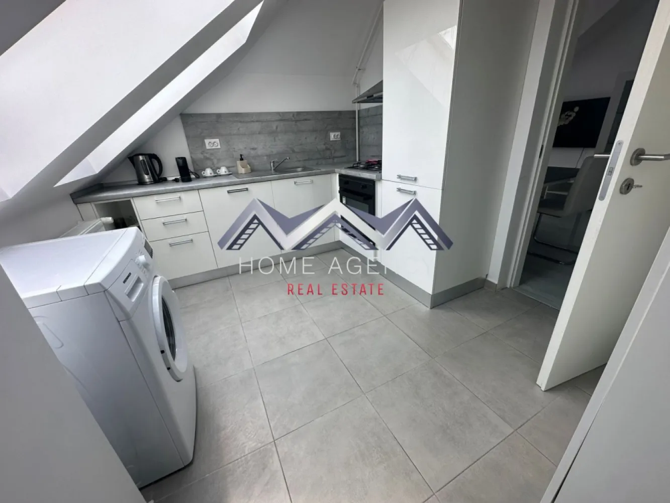 Apartament cu 3 camere | mobilat, utilat, bloc cu lift – comision 0 - Vă propunem, spre vânzare, un apartament modern cu 3 camere, situat la etajul 4/4 într-un bloc nou, cu lift, pe strada 23 August, într-o zonă excelent conectată la toate facilitățile urbane și perfect adaptată nevoilor unei familii.

Locuința este foarte luminoasă, spațioasă și inteligent compartimentată, oferind un confort deosebit. Dispune de un living generos și un hol larg, bucătărie închisă complet utilată, două dormitoare – dintre care unul cu acces spre balcon cu vedere spre interiorul complexului – și două băi, dintre care una cu cadă și un WC de serviciu.

Deși apartamentul nu dispune de parcare dedicată, în interiorul complexului se găsesc locuri disponibile, iar zona este supravegheată, oferind siguranță și liniște. Proprietatea include multiple spații de depozitare și este complet mobilată și utilată, pregătită pentru mutare imediată.

Unul dintre principalele avantaje ale acestei locuințe este accesul rapid la școală și grădinițe: în doar câteva minute cu mașina puteți ajunge la Liceul „Ioan Petruș”, grădinițe și alte instituții educaționale din zonă, ceea ce face acest apartament ideal pentru familiile cu copii.

Zona este extrem de practică și accesibilă: la 1 minut de mers pe jos se află Mega Image non-stop, Lidl, restaurante și alte magazine, iar în apropiere există farmacie, stație de Linia Albastră, benzinărie, cu acces rapid spre Aeroportul Henri Coandă, DN1, Centură și Pipera, facilitând deplasările către București și împrejurimi.

Acest apartament reprezintă o oportunitate excelentă pentru cei care doresc o locuință modernă, confortabilă și bine poziționată, perfectă pentru familie și stilul de viață urban.

Programează acum o vizionare și descoperă această locuință ideală pentru tine și familia ta!