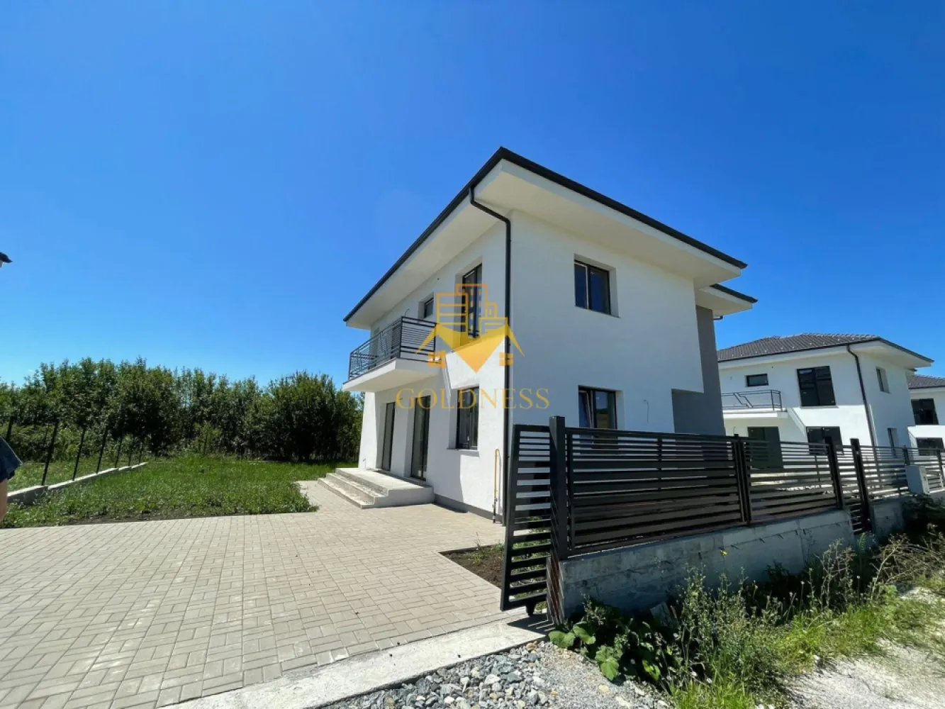 Casă individuală, 4 camere, 470 mp teren, Cluj - GOLDNESS Imobiliare vă propune spre vânzare o casă spațioasă și modernă, situată în Jucu de Mijloc, ideală pentru o familie. Proprietatea are un regim de înălțime P+E, cu o suprafață utilă de 180 mp și este amplasată pe un teren generos de 470 mp.
Casa beneficiază de încălzire prin pardoseală și este racordată la toate utilitățile necesare: apă, canalizare, curent și gaz.
Compartimentarea inteligentă este următoarea:
 Parterul include un living luminos, o bucătărie open space cu loc de luat masa, un birou, o zonă de depozitare și o baie.

 Etajul dispune de trei dormitoare (dintre care unul matrimonial), două băi și două balcoane, oferind spațiu și intimitate pentru toți membrii familiei.

 De asemenea, proprietatea beneficiază de o terasă, perfectă pentru relaxare în aer liber.

Dacă sunteți interesați de această casă și doriți mai multe detalii sau o vizionare, nu ezitați să ne contactați telefonic sau prin e-mail. Vă stăm la dispoziție!
 ! Comision 0% pentru cumpărător ! 
La pretul vânzării se adaugă TVA de 21%!