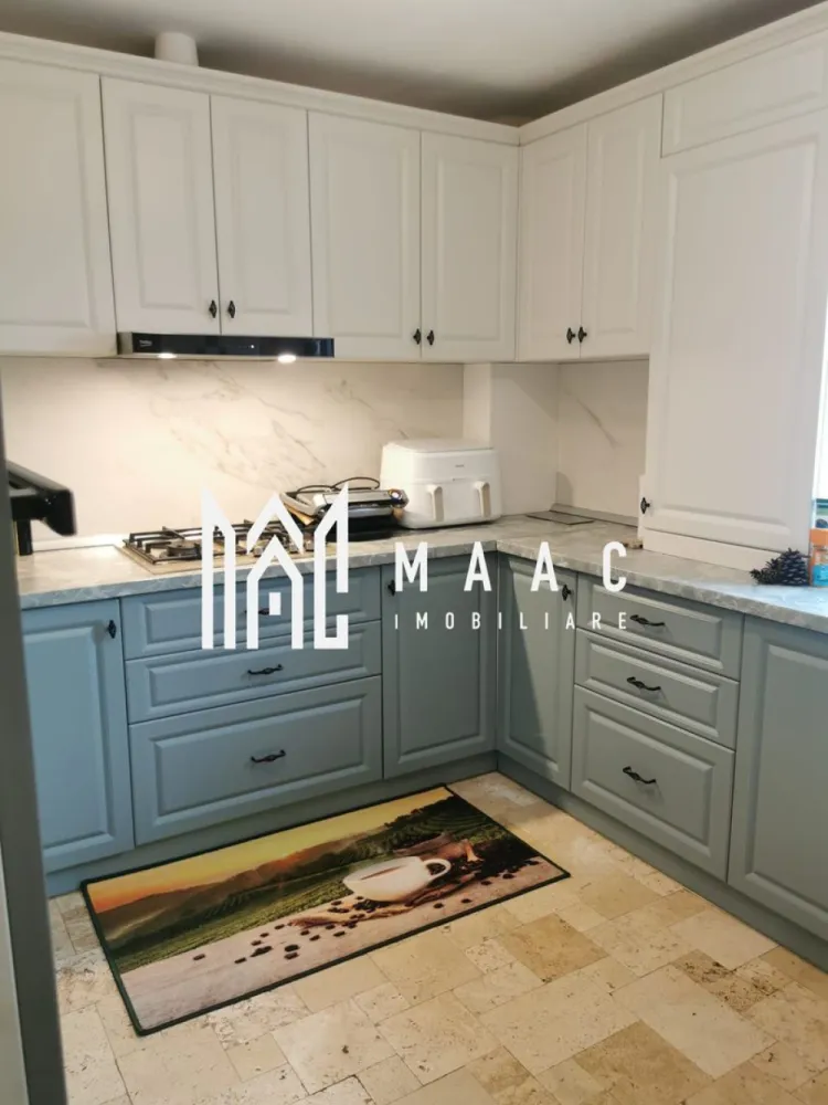 Apartament 3 camere decomandat | Traian, Vâlcea | 2 băi - Apartament de vânzare cu 3 camere decomandat în zona Traian din Râmnicu Vâlcea, cu 75 mp utili, 2 băi și poziționare la etajul 4 din 4, complet renovat și pregătit pentru mutare.

Detalii proprietate:
• Suprafață utilă: 75 mp
• Suprafață totală: 90 mp
• Compartimentare: decomandat
• 3 camere, 2 dormitoare și 2 băi
• Etaj 4 din 4
• An construcție: 1984
• Stare interioară: ultrafinisat
• Balcon cu deschidere totală
• Orientare sud
• Centrală termică proprie Ariston
• Tâmplărie PVC cu geam tripan
• 2 aparate de aer condiționat
• Izolație termică exterioară
• Boxă la subsol
• Se vinde complet mobilat și utilat

Apartamentul este amplasat în apropiere de Liceul Mircea cel Bătrân, Filarmonică și Arhiepiscopie, cu vedere bilaterală către parc și Casa de Pensii. Podul cu acoperiș, spațiul de depozitare generos, scara curată și vecinii liniștiți completează un cadru de locuire confortabil.

Cod anunț CP3216615. Contactați echipa MAAC Imobiliare pentru mai multe informații și pentru programarea unei vizionări.

Conținut optimizat cu AI, aprobat de agent uman.