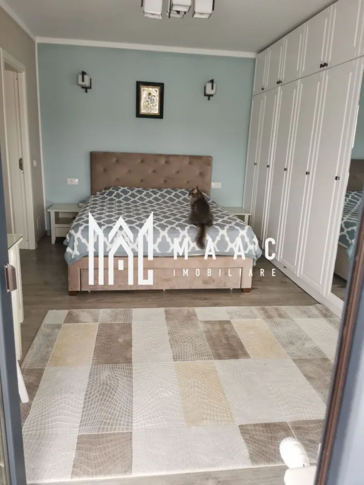 Apartament 3 camere decomandat | Traian, Vâlcea | 2 băi - Apartament de vânzare cu 3 camere decomandat în zona Traian din Râmnicu Vâlcea, cu 75 mp utili, 2 băi și poziționare la etajul 4 din 4, complet renovat și pregătit pentru mutare.

Detalii proprietate:
• Suprafață utilă: 75 mp
• Suprafață totală: 90 mp
• Compartimentare: decomandat
• 3 camere, 2 dormitoare și 2 băi
• Etaj 4 din 4
• An construcție: 1984
• Stare interioară: ultrafinisat
• Balcon cu deschidere totală
• Orientare sud
• Centrală termică proprie Ariston
• Tâmplărie PVC cu geam tripan
• 2 aparate de aer condiționat
• Izolație termică exterioară
• Boxă la subsol
• Se vinde complet mobilat și utilat

Apartamentul este amplasat în apropiere de Liceul Mircea cel Bătrân, Filarmonică și Arhiepiscopie, cu vedere bilaterală către parc și Casa de Pensii. Podul cu acoperiș, spațiul de depozitare generos, scara curată și vecinii liniștiți completează un cadru de locuire confortabil.

Cod anunț CP3216615. Contactați echipa MAAC Imobiliare pentru mai multe informații și pentru programarea unei vizionări.

Conținut optimizat cu AI, aprobat de agent uman.