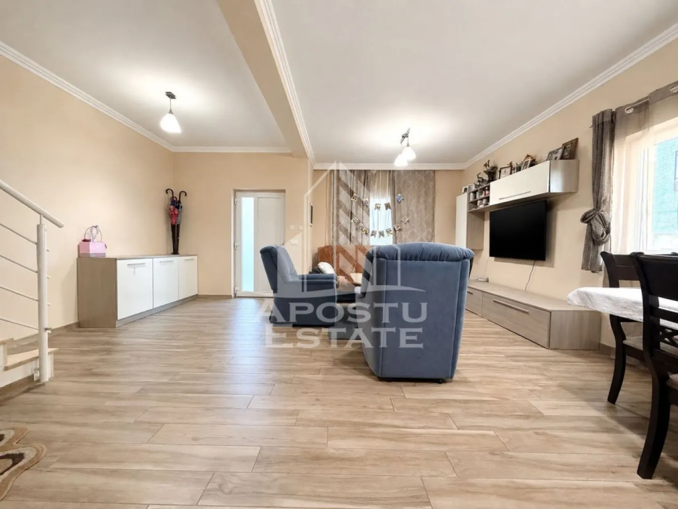 Casa de vanzare situata in Utvin - Agentia imobiliara APOSTU ESTATE va propune spre vanzare o casa moderna P+E cu pod inalt, situata in localitatea Utvin, judetul Timis, intr-o zona linistita, apreciata de familii, cu acces facil pe strada asfaltata si toate utilitatile disponibile: gaz, apa, canalizare, fibra optica si iluminat public.

Proprietatea face parte dintr-un triplex, are o suprafata utila de 135 mp si un teren de 170 mp, fiind gandita pentru a oferi confort, functionalitate si spatii generoase.

Compartimentare parter:
Hol de acces
Living spectaculos de aproximativ 40 mp Bucatarie separata de 16 mp
Camera tehnica
Baie
Acces catre terasa

Compartimentare etaj:
Hol
3 dormitoare luminoase
 2 bai

Pod inalt, cu o inaltime de aproximativ 4,7 metri, ideal pentru depozitare sau amenajarea unui spatiu suplimentar, in functie de necesitati.

Locuinta este racordata la toate utilitatile si beneficiaza de incalzire in pardoseala, oferind un nivel ridicat de confort pe tot parcursul anului.

Un avantaj important il reprezinta amplasarea excelenta, la doar cateva minute de scoala, gradinita, statie RATT, parc si teren de fotbal, ceea ce face aceasta proprietate ideala pentru o familie care isi doreste o locuinta spatioasa, intr-o zona bine dezvoltata, cu acces rapid catre Timisoara.

Agentia imobiliara Apostu Estate va ofera consultanta bancara gratuita prin intermediul colaboratorilor nostri, pentru alegerea celei mai potrivite solutii de finantare.