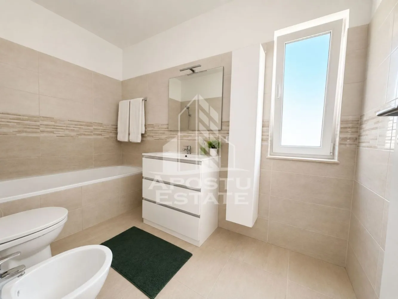 Casa de vanzare situata in Utvin - Agentia imobiliara APOSTU ESTATE va propune spre vanzare o casa moderna P+E cu pod inalt, situata in localitatea Utvin, judetul Timis, intr-o zona linistita, apreciata de familii, cu acces facil pe strada asfaltata si toate utilitatile disponibile: gaz, apa, canalizare, fibra optica si iluminat public.

Proprietatea face parte dintr-un triplex, are o suprafata utila de 135 mp si un teren de 170 mp, fiind gandita pentru a oferi confort, functionalitate si spatii generoase.

Compartimentare parter:
Hol de acces
Living spectaculos de aproximativ 40 mp Bucatarie separata de 16 mp
Camera tehnica
Baie
Acces catre terasa

Compartimentare etaj:
Hol
3 dormitoare luminoase
 2 bai

Pod inalt, cu o inaltime de aproximativ 4,7 metri, ideal pentru depozitare sau amenajarea unui spatiu suplimentar, in functie de necesitati.

Locuinta este racordata la toate utilitatile si beneficiaza de incalzire in pardoseala, oferind un nivel ridicat de confort pe tot parcursul anului.

Un avantaj important il reprezinta amplasarea excelenta, la doar cateva minute de scoala, gradinita, statie RATT, parc si teren de fotbal, ceea ce face aceasta proprietate ideala pentru o familie care isi doreste o locuinta spatioasa, intr-o zona bine dezvoltata, cu acces rapid catre Timisoara.

Agentia imobiliara Apostu Estate va ofera consultanta bancara gratuita prin intermediul colaboratorilor nostri, pentru alegerea celei mai potrivite solutii de finantare.