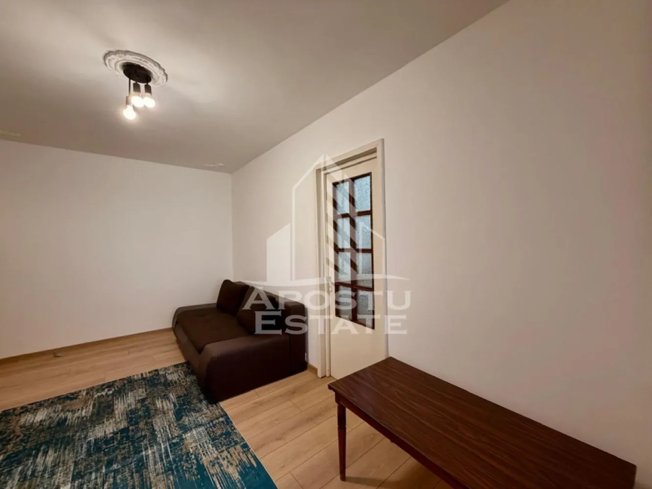 Apartament cu 2 camere de inchiriat, Complex Studentesc, Timisoara - Agentia imobiliara APOSTU ESTATE va propune spre inchiriere un apartament cu 2 camere spatios si luminos, situat in Complexul Studentesc, o zona linistita si bine pozitionata din Timisoara, potrivit pentru cupluri sau studenti care isi doresc o locuinta unde sa se simta confortabil si cu acces facil catre facultati, statii de autobuz si magazine.

Suprafață utilă: 45 mp
Compartimentare eficientă:
- Hol de acces
- Bucătărie complet mobilată și utilată, cu loc de luat masa
- Camera cu pat dublu si mini dressing
- Living luminos
- Baie prevazuta cu cada si aerisire artificiala

Confort și facilități:
- Incalzire apartament: Colterm
- Recent renovat
- Apartamentul este complet mobilat si utilat

Localizare: Zona Complex Studentesc – în apropiere de magazine, scoli, facultati si mijloace de transport în comun.

Ideal pentru:
- Studenti
- Cupluri

Preț chirie: 380€
Programeaza o vizionare pentru a-ti putea imagina viitorul aici!
ID intern: CP1889167