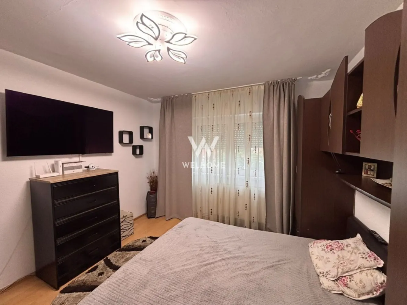 Apartament 2 camere decomandat de vânzare în Sibiu - De vânzare un apartament cu 2 camere, decomandat, situat în cartierul Vasile Aaron, într-un imobil construit în anul 1980, la etajul 4 din 4.

Apartamentul are o suprafață utilă de aproximativ 60 mp și este compartimentat practic, oferind confort și funcționalitate atât pentru o familie, cât și pentru cei care doresc o investiție sigură.

Compartimentarea este alcătuită din hol de acces cu distribuție către toate încăperile, un dormitor matrimonial, un al doilea dormitor care se predă nemobilat, o bucătărie închisă, mobilată și parțial utilată, precum și o baie prevăzută cu duș.

Locuința a fost renovată în anul 2023 și dispune de centrală termică proprie, încălzire prin calorifere, izolație termică exterioară și beneficiază de multă lumină naturală. Se vinde parțial mobilată și utilată, fiind pregătită pentru mutare.

În plus, apartamentul deține cotă parte din pivniță, iar blocul este izolat exterior. Zona este liniștită și oferă acces rapid către magazine, școli, grădinițe, mijloace de transport în comun și alte puncte de interes.

Acest apartament reprezintă o alegere potrivită atât pentru locuință proprie, cât și pentru investiție, datorită compartimentării eficiente și amplasării într-un cartier bine dezvoltat din Sibiu.

Pret: 95 000 euro
Telefon: 0756 094 405
