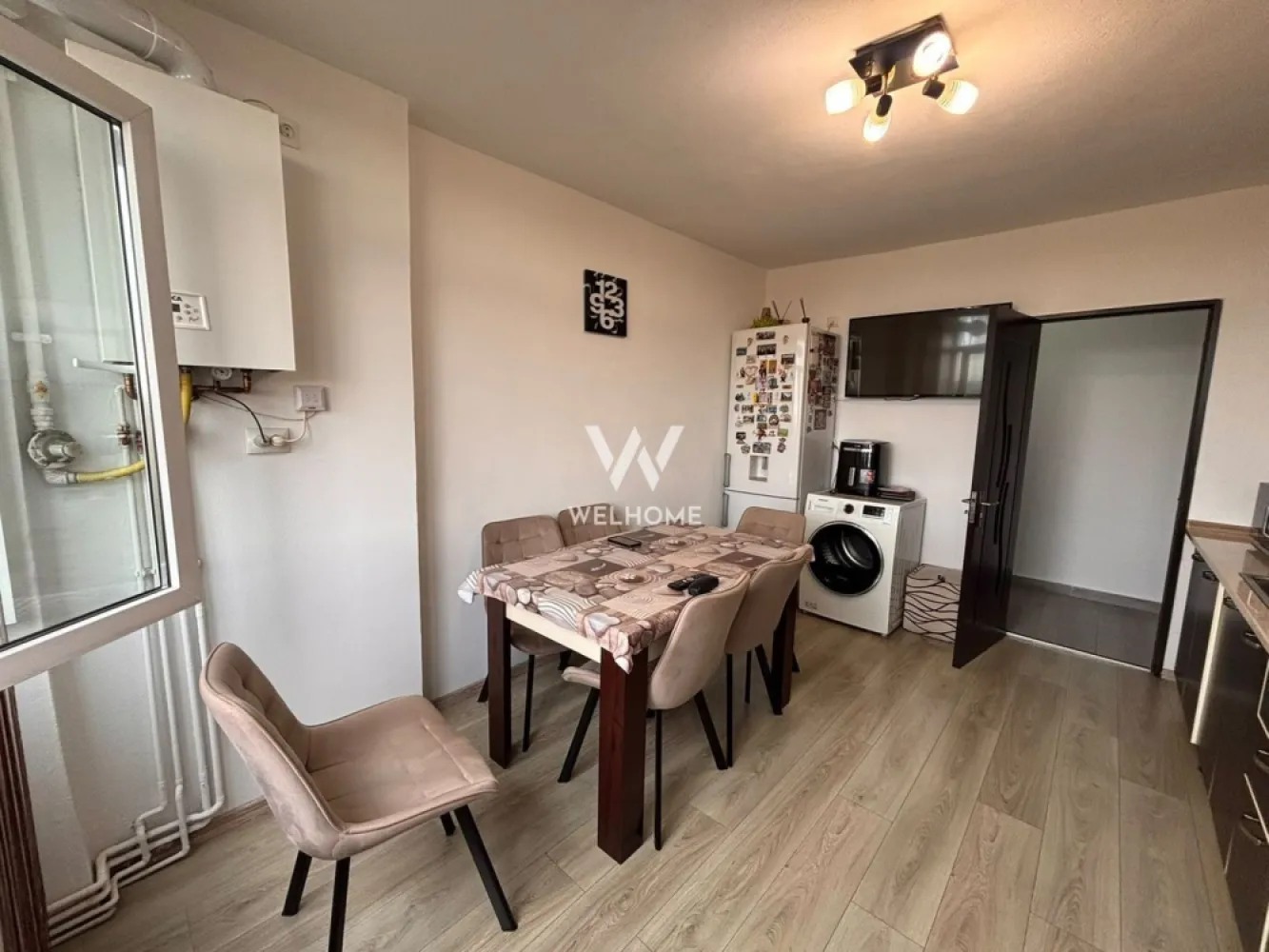 Apartament 2 camere decomandat de vânzare în Sibiu - De vânzare un apartament cu 2 camere, decomandat, situat în cartierul Vasile Aaron, într-un imobil construit în anul 1980, la etajul 4 din 4.

Apartamentul are o suprafață utilă de aproximativ 60 mp și este compartimentat practic, oferind confort și funcționalitate atât pentru o familie, cât și pentru cei care doresc o investiție sigură.

Compartimentarea este alcătuită din hol de acces cu distribuție către toate încăperile, un dormitor matrimonial, un al doilea dormitor care se predă nemobilat, o bucătărie închisă, mobilată și parțial utilată, precum și o baie prevăzută cu duș.

Locuința a fost renovată în anul 2023 și dispune de centrală termică proprie, încălzire prin calorifere, izolație termică exterioară și beneficiază de multă lumină naturală. Se vinde parțial mobilată și utilată, fiind pregătită pentru mutare.

În plus, apartamentul deține cotă parte din pivniță, iar blocul este izolat exterior. Zona este liniștită și oferă acces rapid către magazine, școli, grădinițe, mijloace de transport în comun și alte puncte de interes.

Acest apartament reprezintă o alegere potrivită atât pentru locuință proprie, cât și pentru investiție, datorită compartimentării eficiente și amplasării într-un cartier bine dezvoltat din Sibiu.

Pret: 95 000 euro
Telefon: 0756 094 405