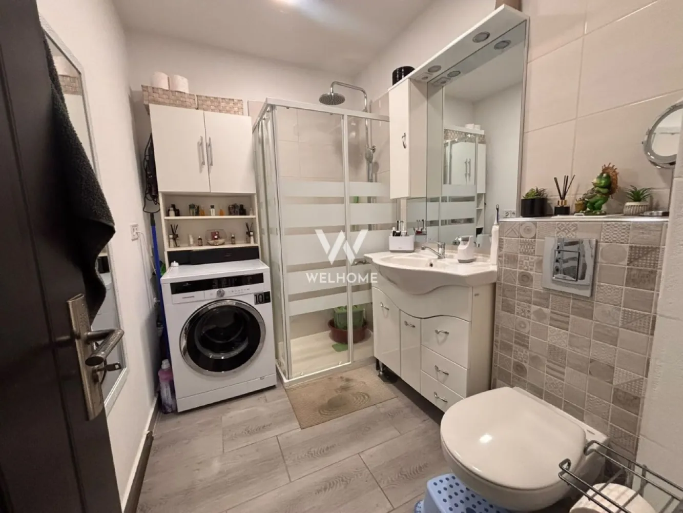 Apartament 2 camere decomandat de vânzare în Sibiu - De vânzare un apartament cu 2 camere, decomandat, situat în cartierul Vasile Aaron, într-un imobil construit în anul 1980, la etajul 4 din 4.

Apartamentul are o suprafață utilă de aproximativ 60 mp și este compartimentat practic, oferind confort și funcționalitate atât pentru o familie, cât și pentru cei care doresc o investiție sigură.

Compartimentarea este alcătuită din hol de acces cu distribuție către toate încăperile, un dormitor matrimonial, un al doilea dormitor care se predă nemobilat, o bucătărie închisă, mobilată și parțial utilată, precum și o baie prevăzută cu duș.

Locuința a fost renovată în anul 2023 și dispune de centrală termică proprie, încălzire prin calorifere, izolație termică exterioară și beneficiază de multă lumină naturală. Se vinde parțial mobilată și utilată, fiind pregătită pentru mutare.

În plus, apartamentul deține cotă parte din pivniță, iar blocul este izolat exterior. Zona este liniștită și oferă acces rapid către magazine, școli, grădinițe, mijloace de transport în comun și alte puncte de interes.

Acest apartament reprezintă o alegere potrivită atât pentru locuință proprie, cât și pentru investiție, datorită compartimentării eficiente și amplasării într-un cartier bine dezvoltat din Sibiu.

Pret: 95 000 euro
Telefon: 0756 094 405