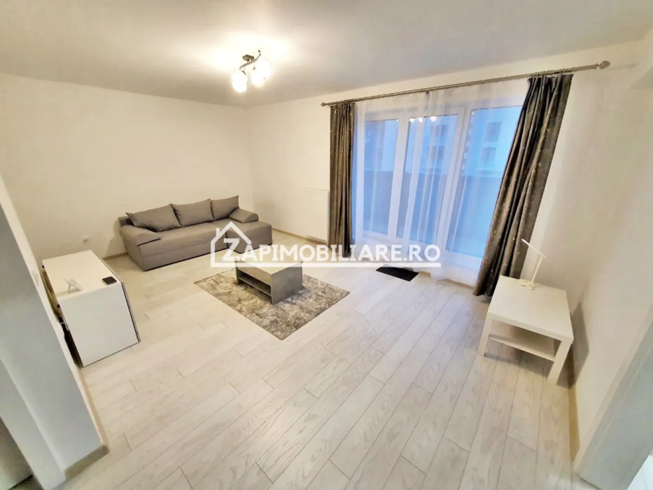 Apartament 1 camera in Bloc NOU,43mp.parcare, boxă la subsol - Contact 0774048706 Bogdan
De vânzare apartament 1 cameră in Bloc NOU confort 1, situat în cartierul Maurer, suprafață utilă de 43 mp, situat la etajul 6 din 6 cu 2 lifturi oferit de Zap Imobiliare 
Detalii: 
- 1 dormitor, 1 bucătărie, 1 baie, 1 balcon deschis cu suprafata de 11 mp, 1 hol, 1 boxă la subsol
- centrală termică, calorifere, geamuri termopan, ușă metalică.
- masina de spalat rufe, frigider, aragaz, 
- posibilitate parcare privată la pretul de 7.000 euro
Proprietatea se află într-o zonă cu un confort deosebit, datorită amplasării în imediata apropiere a tot ceea ce înseamnă viață modernă, și anume: mijloace de transport în comun, magazine, unități de învățământ de toate gradele, piață, parc, bănci, farmacii, s.a.
Locuința se vinde partial mobilată și utilată la prețul de 89.500 Euro negociabil. Comisionul este ZERO!
Contact 0774048706 Bogdan
Posibilitate preluare chiriași 
Dacă vă place această ofertă - sau pentru alte informații sunați la numărul de contact din anunț! 
Compania Zap Imobiliare vă pune la dispoziție toate informațiile, actele și documentele necesare alături de asistență și consiliere permanentă până la finalizarea achiziției imobiliare. Ne dorim să îți oferim cea mai plăcută experiență, îndeplinim vise cu pereți!