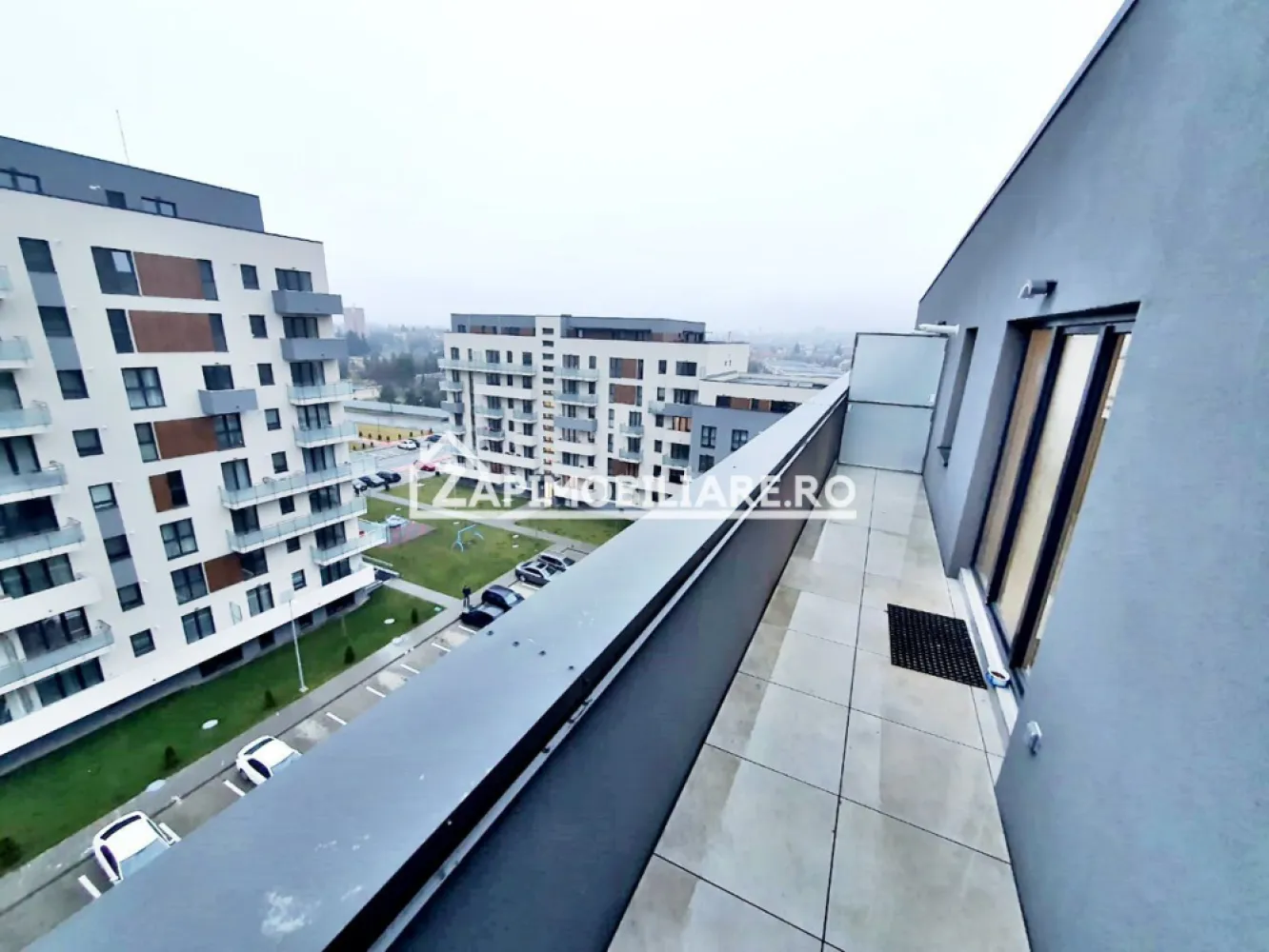 Apartament 1 camera in Bloc NOU,43mp.parcare, boxă la subsol - Contact 0774048706 Bogdan
De vânzare apartament 1 cameră in Bloc NOU confort 1, situat în cartierul Maurer, suprafață utilă de 43 mp, situat la etajul 6 din 6 cu 2 lifturi oferit de Zap Imobiliare 
Detalii: 
- 1 dormitor, 1 bucătărie, 1 baie, 1 balcon deschis cu suprafata de 11 mp, 1 hol, 1 boxă la subsol
- centrală termică, calorifere, geamuri termopan, ușă metalică.
- masina de spalat rufe, frigider, aragaz, 
- posibilitate parcare privată la pretul de 7.000 euro
Proprietatea se află într-o zonă cu un confort deosebit, datorită amplasării în imediata apropiere a tot ceea ce înseamnă viață modernă, și anume: mijloace de transport în comun, magazine, unități de învățământ de toate gradele, piață, parc, bănci, farmacii, s.a.
Locuința se vinde partial mobilată și utilată la prețul de 89.500 Euro negociabil. Comisionul este ZERO!
Contact 0774048706 Bogdan
Posibilitate preluare chiriași 
Dacă vă place această ofertă - sau pentru alte informații sunați la numărul de contact din anunț! 
Compania Zap Imobiliare vă pune la dispoziție toate informațiile, actele și documentele necesare alături de asistență și consiliere permanentă până la finalizarea achiziției imobiliare. Ne dorim să îți oferim cea mai plăcută experiență, îndeplinim vise cu pereți!