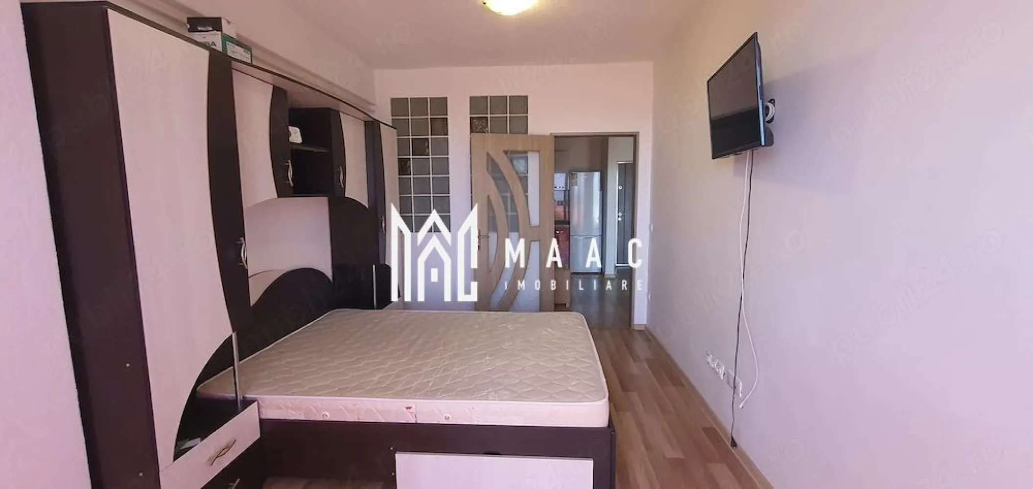 Apartament 2 camere decomandate | 45 mp | Etaj 7 | Doamna Stanca - MAAC Imobiliare vă propune spre vânzare un apartament cu 2 camere decomandate, situat pe strada Doamna Stanca, într-un imobil modern din Sibiu.

Caracteristici principale
 Suprafață utilă: 45,03 mp
 compartimentare decomandată
 situat într-un bloc cu 10 etaje
 imobil prevăzut cu 2 lifturi (pentru confort și siguranță)

Avantaje
 compartimentare eficientă, ideală pentru locuit sau investiție
 bloc dotat cu două lifturi, asigurând acces facil
 zonă în dezvoltare, cu acces rapid către puncte de interes

 Preț: 90.000 € (ușor negociabil)
Apartamentul reprezintă o alegere excelentă pentru cei care caută o locuință practică sau o investiție sigură.

 Pentru mai multe detalii sau pentru programarea unei vizionări, vă rugăm să ne contactați și să menționați ID-ul proprietății: CP3005787.