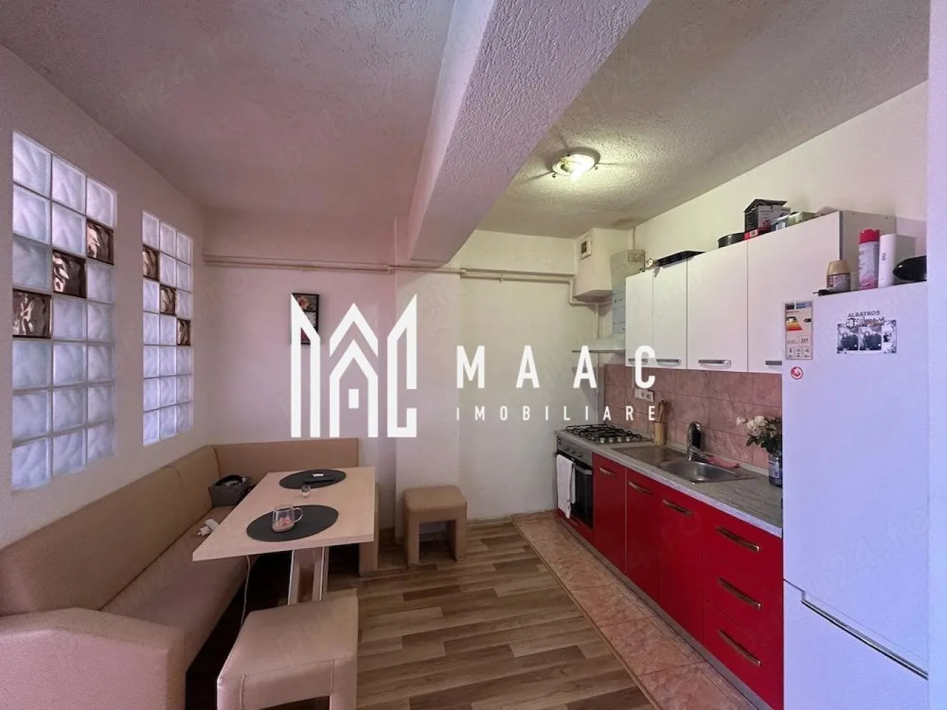 Apartament 2 camere decomandate | 45 mp | Etaj 7 | Doamna Stanca - MAAC Imobiliare vă propune spre vânzare un apartament cu 2 camere decomandate, situat pe strada Doamna Stanca, într-un imobil modern din Sibiu.

Caracteristici principale
 Suprafață utilă: 45,03 mp
 compartimentare decomandată
 situat într-un bloc cu 10 etaje
 imobil prevăzut cu 2 lifturi (pentru confort și siguranță)

Avantaje
 compartimentare eficientă, ideală pentru locuit sau investiție
 bloc dotat cu două lifturi, asigurând acces facil
 zonă în dezvoltare, cu acces rapid către puncte de interes

 Preț: 90.000 € (ușor negociabil)
Apartamentul reprezintă o alegere excelentă pentru cei care caută o locuință practică sau o investiție sigură.

 Pentru mai multe detalii sau pentru programarea unei vizionări, vă rugăm să ne contactați și să menționați ID-ul proprietății: CP3005787.