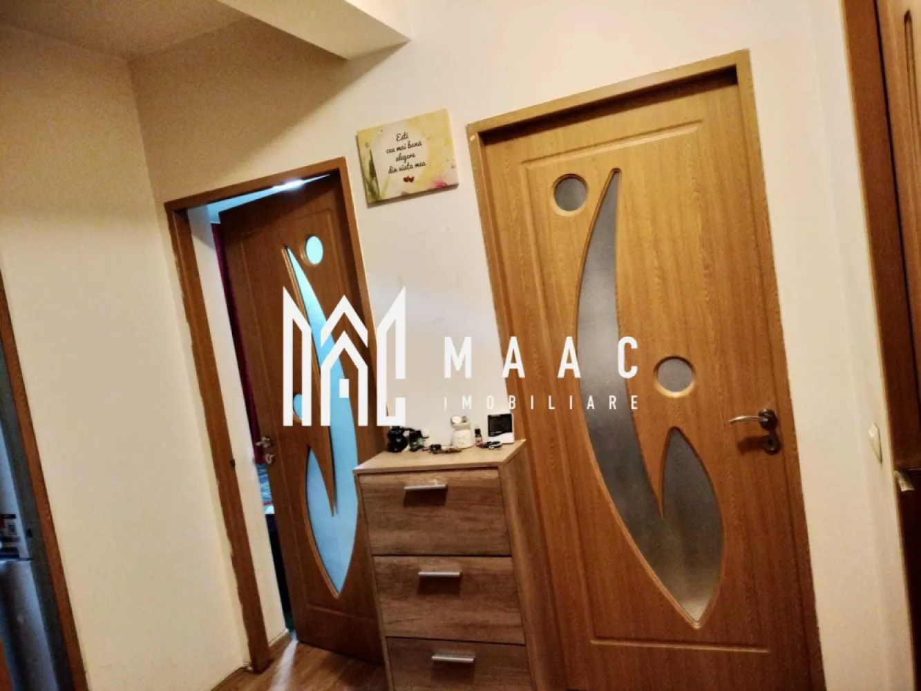 Apartament 2 camere I Decomandat I Balcon I Alma-Turnisor - Se oferă spre vânzare un apartament modern, decomandat, cu o suprafață utilă de 58 mp, situat într-o zonă foarte căutată: Alma – Turnișor. 

Locuința este complet mobilată și utilată, fiind disponibilă imediat, ideală pentru locuire sau investiție.

Caracteristici principale:
Suprafață utilă: 58 mp
2 camere decomandate (living + dormitor)
Balcon cu acces facil, perfect pentru relaxare
Complet mobilat și utilat – gata pentru mutare
Disponibil imediat

Detalii interioare:
Living luminos, cu mobilier modern și acces direct către balcon
Dormitor spațios, bine compartimentat, ideal pentru confort
Bucătărie complet utilată, cu electrocasnice în stare excelentă
Baie modernă, dotată cu toate necesarele
Apartament îngrijit, cu finisaje de calitate

Avantaje ale zonei Alma – Turnișor:
Acces rapid la magazine, supermarketuri, farmacii și stații de autobuz
Cartier liniștit, cu parcări și acces facil către zonele principale ale orașului
Aproape de școli, grădinițe și puncte de interes

Pentru informati si vizionari: ID: CP2813286