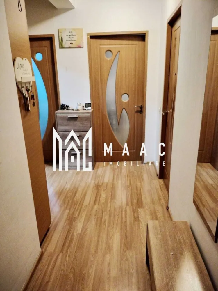 Apartament 2 camere I Decomandat I Balcon I Alma-Turnisor - Se oferă spre vânzare un apartament modern, decomandat, cu o suprafață utilă de 58 mp, situat într-o zonă foarte căutată: Alma – Turnișor. 

Locuința este complet mobilată și utilată, fiind disponibilă imediat, ideală pentru locuire sau investiție.

Caracteristici principale:
Suprafață utilă: 58 mp
2 camere decomandate (living + dormitor)
Balcon cu acces facil, perfect pentru relaxare
Complet mobilat și utilat – gata pentru mutare
Disponibil imediat

Detalii interioare:
Living luminos, cu mobilier modern și acces direct către balcon
Dormitor spațios, bine compartimentat, ideal pentru confort
Bucătărie complet utilată, cu electrocasnice în stare excelentă
Baie modernă, dotată cu toate necesarele
Apartament îngrijit, cu finisaje de calitate

Avantaje ale zonei Alma – Turnișor:
Acces rapid la magazine, supermarketuri, farmacii și stații de autobuz
Cartier liniștit, cu parcări și acces facil către zonele principale ale orașului
Aproape de școli, grădinițe și puncte de interes

Pentru informati si vizionari: ID: CP2813286