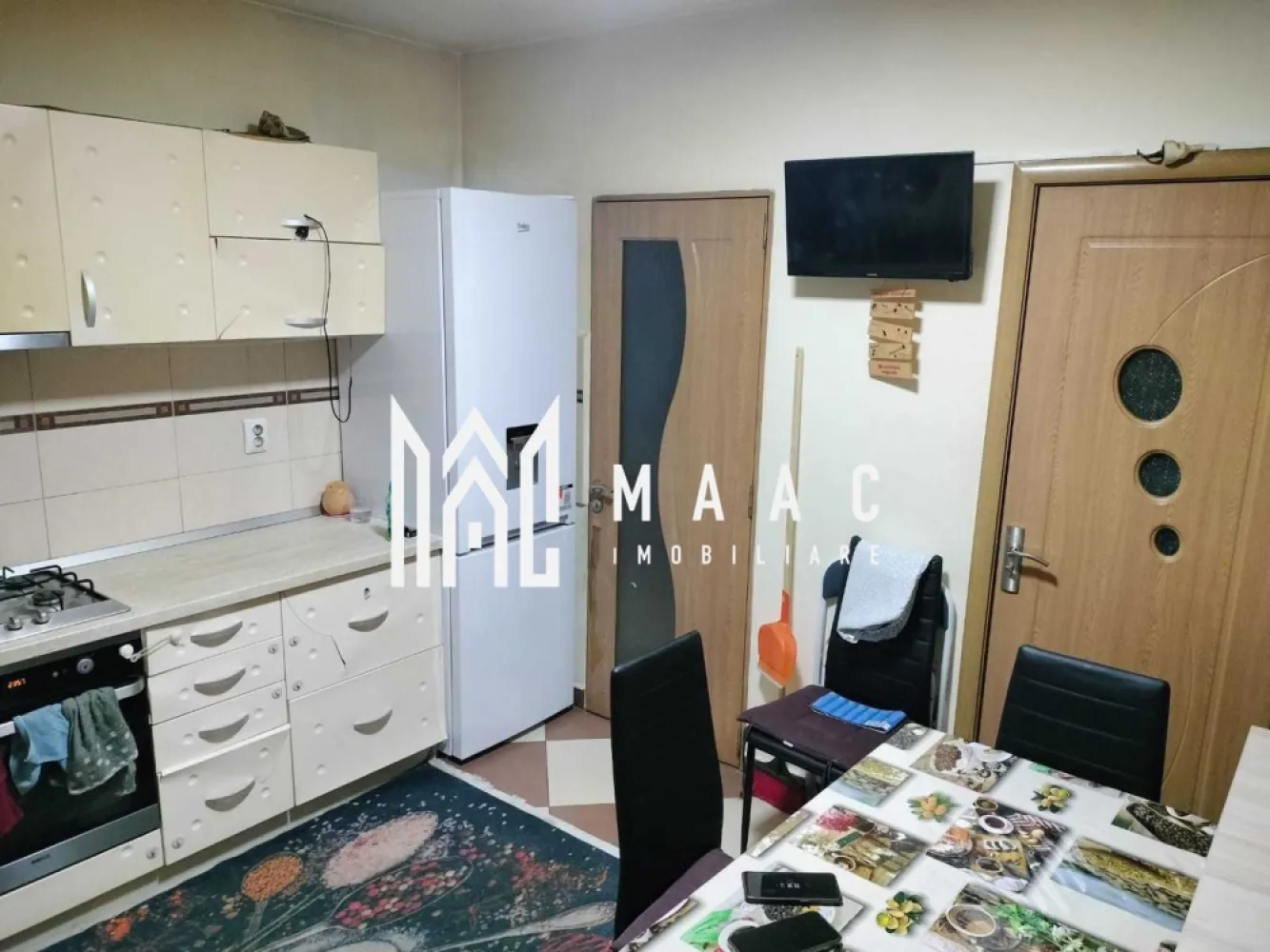 Apartament 2 camere I Decomandat I Balcon I Alma-Turnisor - Se oferă spre vânzare un apartament modern, decomandat, cu o suprafață utilă de 58 mp, situat într-o zonă foarte căutată: Alma – Turnișor. 

Locuința este complet mobilată și utilată, fiind disponibilă imediat, ideală pentru locuire sau investiție.

Caracteristici principale:
Suprafață utilă: 58 mp
2 camere decomandate (living + dormitor)
Balcon cu acces facil, perfect pentru relaxare
Complet mobilat și utilat – gata pentru mutare
Disponibil imediat

Detalii interioare:
Living luminos, cu mobilier modern și acces direct către balcon
Dormitor spațios, bine compartimentat, ideal pentru confort
Bucătărie complet utilată, cu electrocasnice în stare excelentă
Baie modernă, dotată cu toate necesarele
Apartament îngrijit, cu finisaje de calitate

Avantaje ale zonei Alma – Turnișor:
Acces rapid la magazine, supermarketuri, farmacii și stații de autobuz
Cartier liniștit, cu parcări și acces facil către zonele principale ale orașului
Aproape de școli, grădinițe și puncte de interes

Pentru informati si vizionari: ID: CP2813286