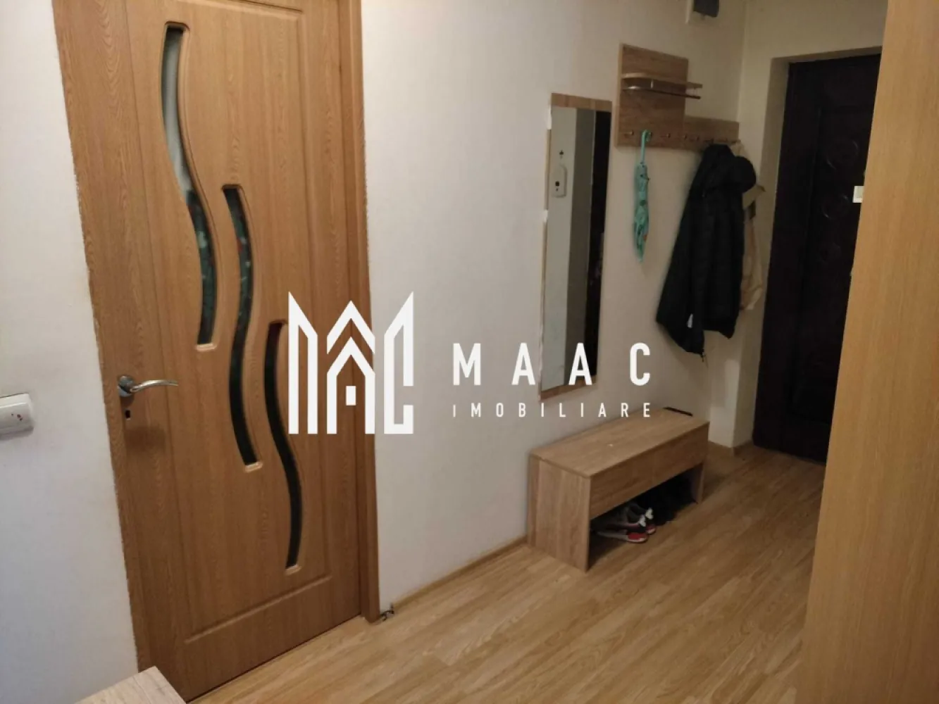 Apartament 2 camere I Decomandat I Balcon I Alma-Turnisor - Se oferă spre vânzare un apartament modern, decomandat, cu o suprafață utilă de 58 mp, situat într-o zonă foarte căutată: Alma – Turnișor. 

Locuința este complet mobilată și utilată, fiind disponibilă imediat, ideală pentru locuire sau investiție.

Caracteristici principale:
Suprafață utilă: 58 mp
2 camere decomandate (living + dormitor)
Balcon cu acces facil, perfect pentru relaxare
Complet mobilat și utilat – gata pentru mutare
Disponibil imediat

Detalii interioare:
Living luminos, cu mobilier modern și acces direct către balcon
Dormitor spațios, bine compartimentat, ideal pentru confort
Bucătărie complet utilată, cu electrocasnice în stare excelentă
Baie modernă, dotată cu toate necesarele
Apartament îngrijit, cu finisaje de calitate

Avantaje ale zonei Alma – Turnișor:
Acces rapid la magazine, supermarketuri, farmacii și stații de autobuz
Cartier liniștit, cu parcări și acces facil către zonele principale ale orașului
Aproape de școli, grădinițe și puncte de interes

Pentru informati si vizionari: ID: CP2813286
