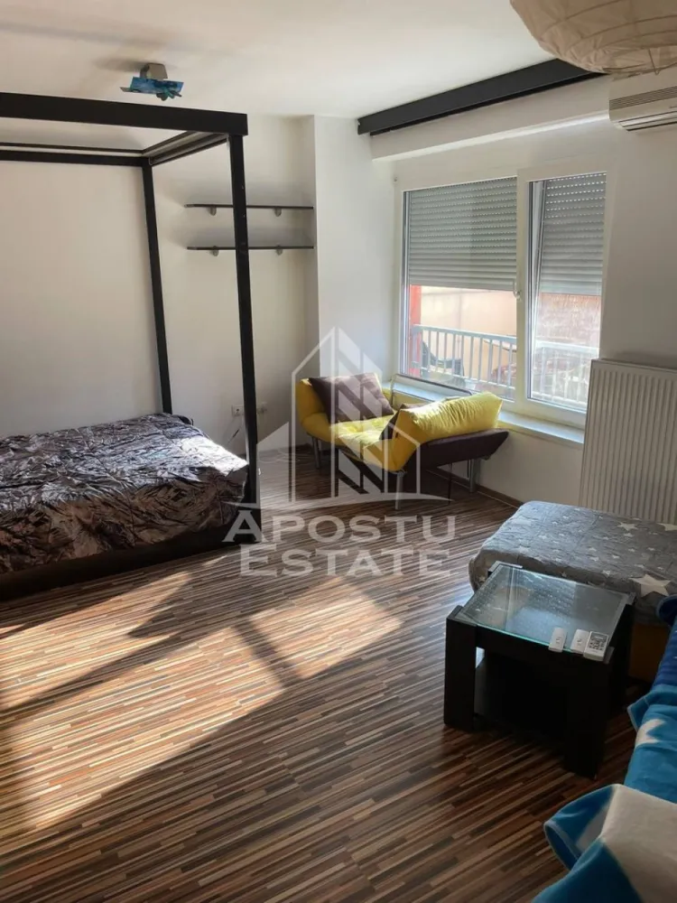 Apartament cu 1 camera de vanzare, terasa, Zona Aradului, Timisoara - Agenţia imobiliara Apostu Estate va propune spre vânzare un apartament nou cu 1 camera ,situat în zona Aradului ,una dintre cele mai căutate zone din Timisoara . Ideal atât pentru locuinţa proprie , cat si pentru investiție

Imobilul este situat la parterul unui imobil cu 8 etaje ( P/8) ,având o suprafață utilă de 38,33 mp și o terasă cu cf individual avand o suprafață de 13,17 mp

Compartimentare :
-Hol de acces 
-Bucătărie cu ieșire pe terasă 
-Dormitor matrimonial
-Baie cu cadă 
-Terasa mare 

Apartamentul se vinde complet mobilat , conform pozelor

Apartamentul dispune de centrală termică proprie, oferind un control complet asupra costurilor de întreținere și a confortului termic

Beneficii suplimentare :
- Compartimentare funcțională și modernă 
- Zona perfectă pentru locuit sau investiţie
- Rulouri electrice 
-Aer condiționat
-Izolație termică exterioara

Vecinătății :
-Facultatea de medicină veterinară, agronomia 
-Auchan 
-Iulius Mall

Pentru mai multe detalii si programarea unei vizionari , va stam cu drag la dispoziţie .

Agenţia imobiliara Apostu Estate vă oferă consultanta bancara gratuita prin intermediul colaboratorilor noştri pentru alegerea celui mai potrivit tip de credit , astfel încât tu să devii noul proprietar al acestui apartament
ID INTERN: CP3217054