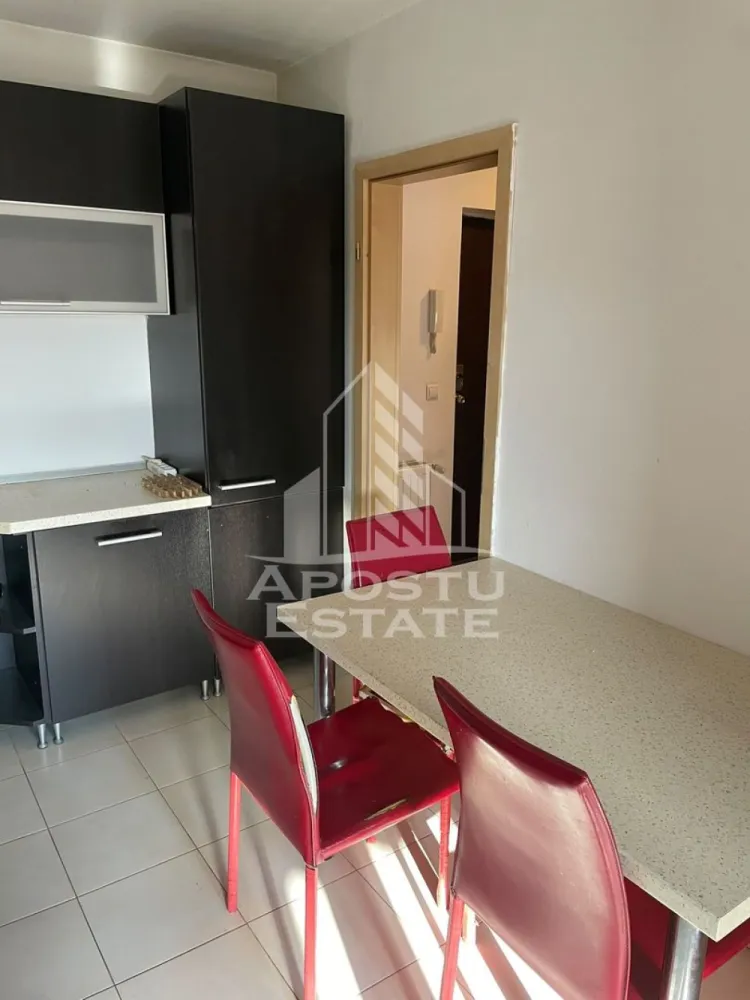 Apartament cu 1 camera de vanzare, terasa, Zona Aradului, Timisoara - Agenţia imobiliara Apostu Estate va propune spre vânzare un apartament nou cu 1 camera ,situat în zona Aradului ,una dintre cele mai căutate zone din Timisoara . Ideal atât pentru locuinţa proprie , cat si pentru investiție

Imobilul este situat la parterul unui imobil cu 8 etaje ( P/8) ,având o suprafață utilă de 38,33 mp și o terasă cu cf individual avand o suprafață de 13,17 mp

Compartimentare :
-Hol de acces 
-Bucătărie cu ieșire pe terasă 
-Dormitor matrimonial
-Baie cu cadă 
-Terasa mare 

Apartamentul se vinde complet mobilat , conform pozelor

Apartamentul dispune de centrală termică proprie, oferind un control complet asupra costurilor de întreținere și a confortului termic

Beneficii suplimentare :
- Compartimentare funcțională și modernă 
- Zona perfectă pentru locuit sau investiţie
- Rulouri electrice 
-Aer condiționat
-Izolație termică exterioara

Vecinătății :
-Facultatea de medicină veterinară, agronomia 
-Auchan 
-Iulius Mall

Pentru mai multe detalii si programarea unei vizionari , va stam cu drag la dispoziţie .

Agenţia imobiliara Apostu Estate vă oferă consultanta bancara gratuita prin intermediul colaboratorilor noştri pentru alegerea celui mai potrivit tip de credit , astfel încât tu să devii noul proprietar al acestui apartament
ID INTERN: CP3217054