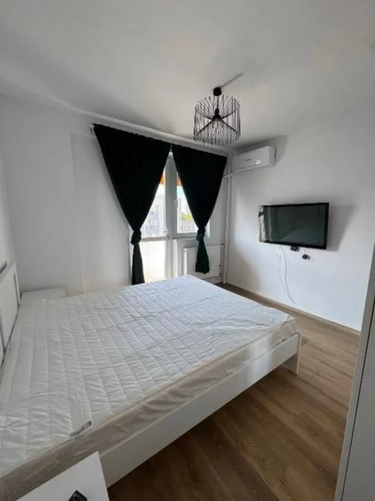 Apartament de inchiriat, metrou Tineretului - Apartament cu 3 camere, decomandat, situat la etajul 9 din 10, într-un imobil bine întreținut, aflat la doar 3 minute de mers pe jos de stația de metrou Tineretului. Locuința beneficiază de o compartimentare eficientă, oferind intimitate și confort, cu camere luminoase și bine proporționate. Poziționarea la etaj superior asigură o priveliște deschisă și liniște, departe de agitația străzii. Zona este excelent conectată la mijloacele de transport în comun și oferă acces rapid către parcuri, școli, magazine și alte facilități urbane. Ideal pentru locuit sau investiție. 
Disponibil imediat . Seinchiriaza complet mobilat si utilat.
Va stam la dispozitie pentru informatii suplimentare sau pentru programarea unei vizionari.
Comisionul agentiei este de 50% din prima prima luna, iar perioada minima a inchirierii este de 12 luni.

Cu deosebita consideratie, 
Arbore Real Estate