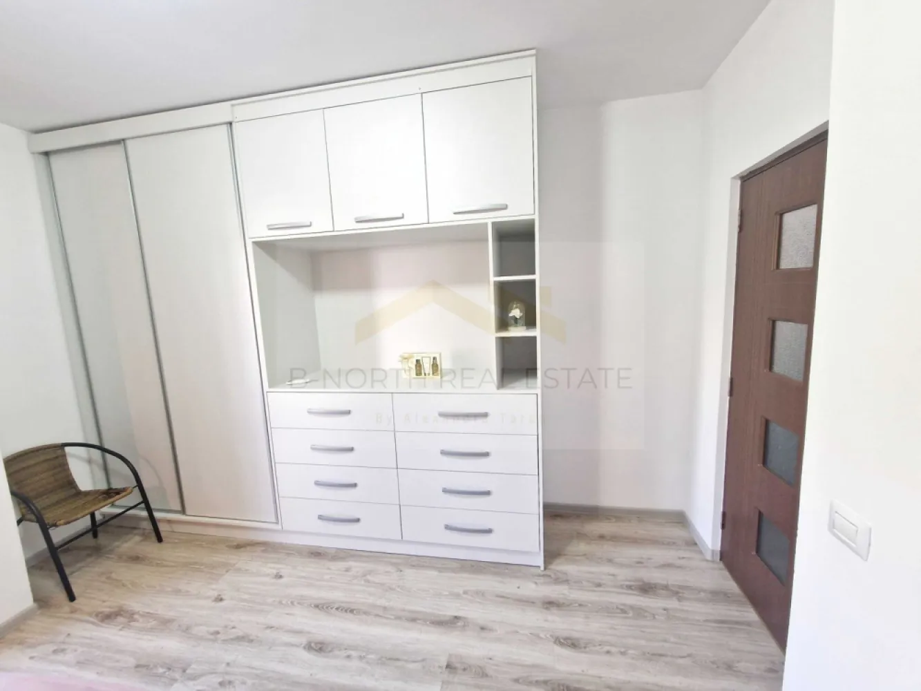 Apartament 2 camere de închiriat | Prima închiriere | Loc de parcare inclus - B-North Real Estate vă propune spre închiriere un apartament modern cu 2 camere, situat pe Bulevardul Metalurgiei nr. 29C, într-un imobil construit după anul 2015. Locuința se află la prima închiriere, este complet mobilată și utilată, fiind ideală pentru un cuplu sau o persoană care își dorește confort și acces rapid către principalele puncte de interes din Sectorul 4.

Caracteristici principale:

Apartament cu 2 camere
Compartimentare decomandată
Suprafață utilă: 60 mp
Bloc construit după 2015
Prima închiriere
Loc de parcare inclus

Dotări și beneficii:

Centrală termică proprie
2 aparate de aer condiționat
2 balcoane, dintre care unul închis
Apartament complet mobilat și utilat
Locuință igienizată și pregătită pentru mutare imediată
Bloc modern, scară curată și luminoasă
Zonă liniștită, verde și aerisită

Avantaje locație:

Bulevardul Metalurgiei nr. 29C
Stație STB chiar în fața blocului
Acces rapid către stațiile de metrou Apărătorii Patriei și Piața Sudului
Aproximativ 10 minute de mers pe jos până la Parcul Tudor Arghezi
În apropiere de supermarketuri, farmacii, școli, grădinițe și alte puncte de interes

Preț și condiții:

Chirie: 2.600 lei/lună (ușor negociabil)
Se caută chiriași serioși pentru închiriere pe termen lung

Pentru detalii suplimentare și programarea unei vizionări, contactați B-North Real Estate.