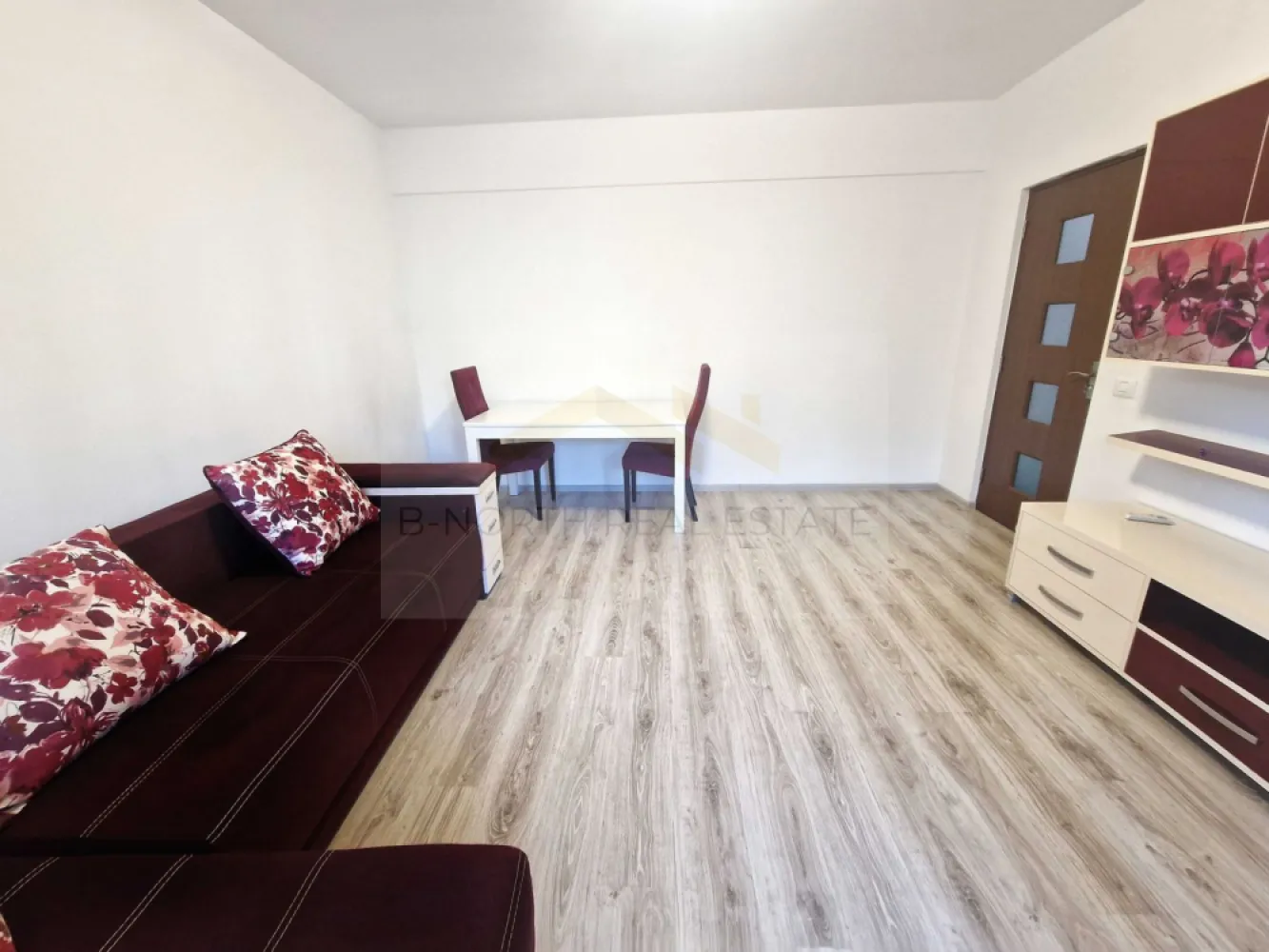 Apartament 2 camere de închiriat | Prima închiriere | Loc de parcare inclus - B-North Real Estate vă propune spre închiriere un apartament modern cu 2 camere, situat pe Bulevardul Metalurgiei nr. 29C, într-un imobil construit după anul 2015. Locuința se află la prima închiriere, este complet mobilată și utilată, fiind ideală pentru un cuplu sau o persoană care își dorește confort și acces rapid către principalele puncte de interes din Sectorul 4.

Caracteristici principale:

Apartament cu 2 camere
Compartimentare decomandată
Suprafață utilă: 60 mp
Bloc construit după 2015
Prima închiriere
Loc de parcare inclus

Dotări și beneficii:

Centrală termică proprie
2 aparate de aer condiționat
2 balcoane, dintre care unul închis
Apartament complet mobilat și utilat
Locuință igienizată și pregătită pentru mutare imediată
Bloc modern, scară curată și luminoasă
Zonă liniștită, verde și aerisită

Avantaje locație:

Bulevardul Metalurgiei nr. 29C
Stație STB chiar în fața blocului
Acces rapid către stațiile de metrou Apărătorii Patriei și Piața Sudului
Aproximativ 10 minute de mers pe jos până la Parcul Tudor Arghezi
În apropiere de supermarketuri, farmacii, școli, grădinițe și alte puncte de interes

Preț și condiții:

Chirie: 2.600 lei/lună (ușor negociabil)
Se caută chiriași serioși pentru închiriere pe termen lung

Pentru detalii suplimentare și programarea unei vizionări, contactați B-North Real Estate.