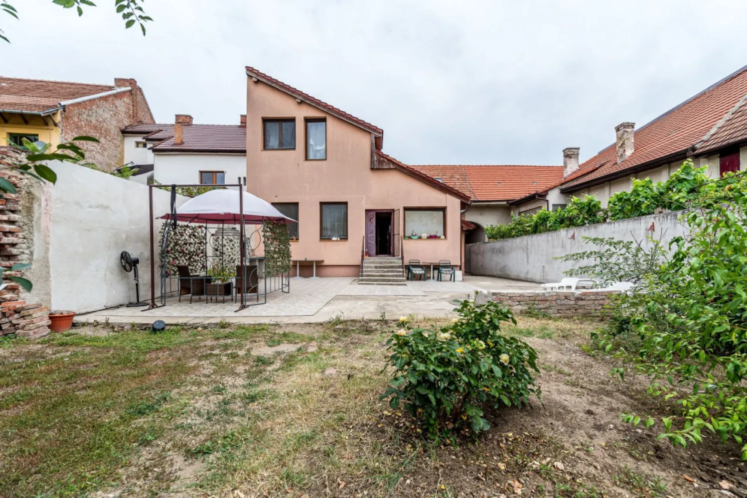 Casa 6 camere - teren 558 mp - Centrul Aradului - COMISION 0 - Dacă îți dorești confortul unei case cu grădină proprie, într-o zonă centrală și liniștită, această proprietate este alegerea ideală.
Situată pe strada Desseanu, una dintre cele mai apreciate străzi din centrul Aradului, casa este amplasată pe un teren de 558 mp și oferă intimitate deplină, fără vecini în curte.

Proprietatea este dispusă pe Demisol + Parter + Mansardă
Parter + Mansardă: aproximativ 220 mp utili, alcătuiți din 6 camere, bucătărie și 2 băi
Demisol: aproximativ 60 mp, ideal pentru depozitare

Dotări:
- Garaj
- Grădină proprie
- Centrală termică pe gaz
- 4 aparate de aer condiționat

Principalul avantaj:
Locația face diferența. Ai la câteva minute școli, grădinițe, restaurante, cafenele, magazine și toate facilitățile centrului orașului, bucurându-te în același timp de liniștea unei străzi retrase și de confortul unei case cu teren propriu.

Pentru mai multe detalii și programarea unei vizionări:
📞 0755 274 519 - Daniel Hord – Consultant Imobiliar

Nu dispui de toată suma? Te ajutăm noi gratuit! Îți obținem oferte de la 16 bănci.
Ai o proprietate de vânzare în Arad și vrei să știi cât valorează cu adevărat?
Sună-mă pentru o evaluare gratuită, fără obligații!

Birou: ACASĂ | Agenție imobiliară Arad
Bulevardul Decebal 2, Arad 310133