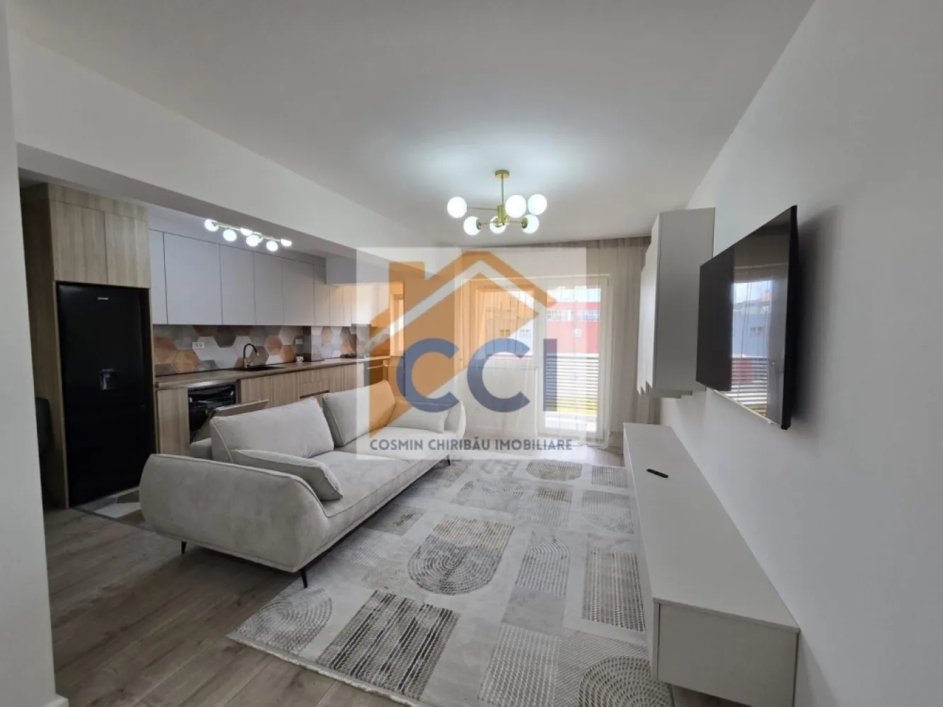 Apartament Premium cu 2 Camere – Arena Residence Bacău -Prima închirie - DE ÎNCHIRIAT | Apartament Premium cu 2 Camere – Arena Residence Bacău, str. Stefan cel Mare 32
💎 500 EUR/lună | Etaj 3
Totul este nou și pregătit pentru primul chiriaș! 🏡
Dacă îți dorești un apartament în care să te muți fără griji, acesta este momentul perfect. Locuința este complet nouă, finisaje moderne, mobilier și electrocasnice noi, folosite pentru prima dată.
Vă prezentăm o proprietate deosebită situată în Arena Residence, unul dintre cele mai apreciate complexe rezidențiale din Bacău, pe strada Ștefan cel Mare – o locație premium, cu acces facil către toate punctele importante ale orașului.
Aflat la etajul 3, acest apartament cu 2 camere impresionează printr-un design interior sofisticat, finisaje de calitate și o atmosferă caldă, elegantă, ideală pentru un stil de viață modern.
Fiecare detaliu a fost ales pentru a crea un spațiu armonios: mobilier premium, linii contemporane, zone luminoase și un nivel ridicat de confort, oferind senzația unei locuințe pregătite pentru cele mai exigente preferințe.
Caracteristici principale:
✨ Apartament cu 2 camere, amenajat premium
✨ Etaj 3
✨ Complet mobilat și utilat lux
✨ Living elegant, cu zonă de relaxare rafinată
✨ Dormitor confortabil și intim
✨ Bucătărie modernă, complet echipată
✨ Finisaje și mobilier de calitate superioară
✨ Spații bine optimizate și atmosferă exclusivistă
✨ Disponibil imediat pentru mutare
Arena Residence oferă un concept de locuire premium, unde arhitectura modernă, siguranța, confortul și poziționarea excelentă se îmbină perfect. Este alegerea ideală pentru persoane care își doresc un apartament elegant, într-un mediu select și liniștit.
Un cămin care nu este doar despre spațiu, ci despre stil de viață, confort și prestigiu.
📍 Arena Residence – Str. Ștefan cel Mare, nr. 32, Bacău 
Programează o vizionare și descoperă apartamentul care poate deveni noul tău acasă.